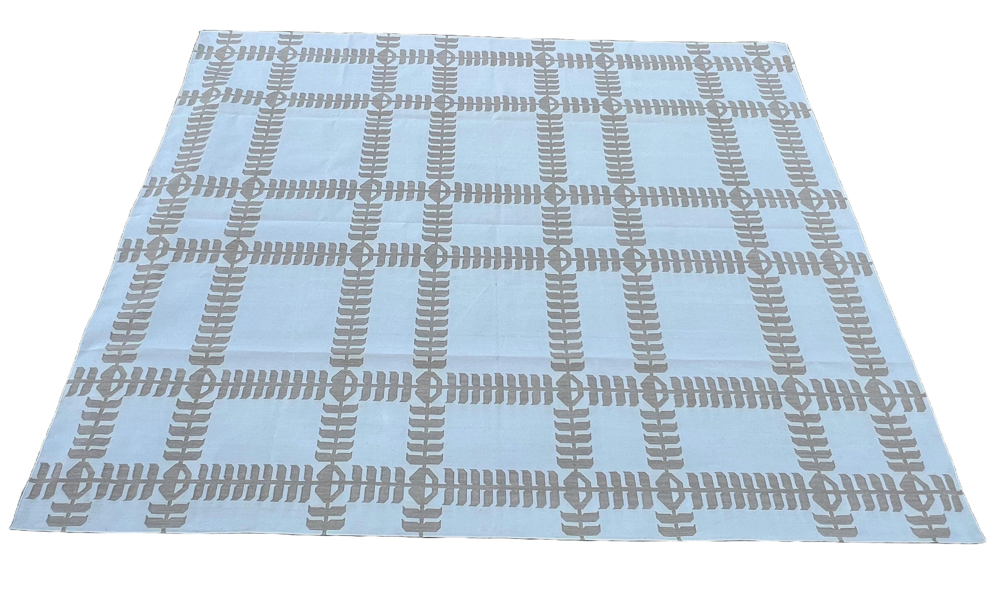 Handmade Cotton Area Flat Weave Rug, 12x15 Cream And Beige Leaf Indian Dhurrie For Sale 5