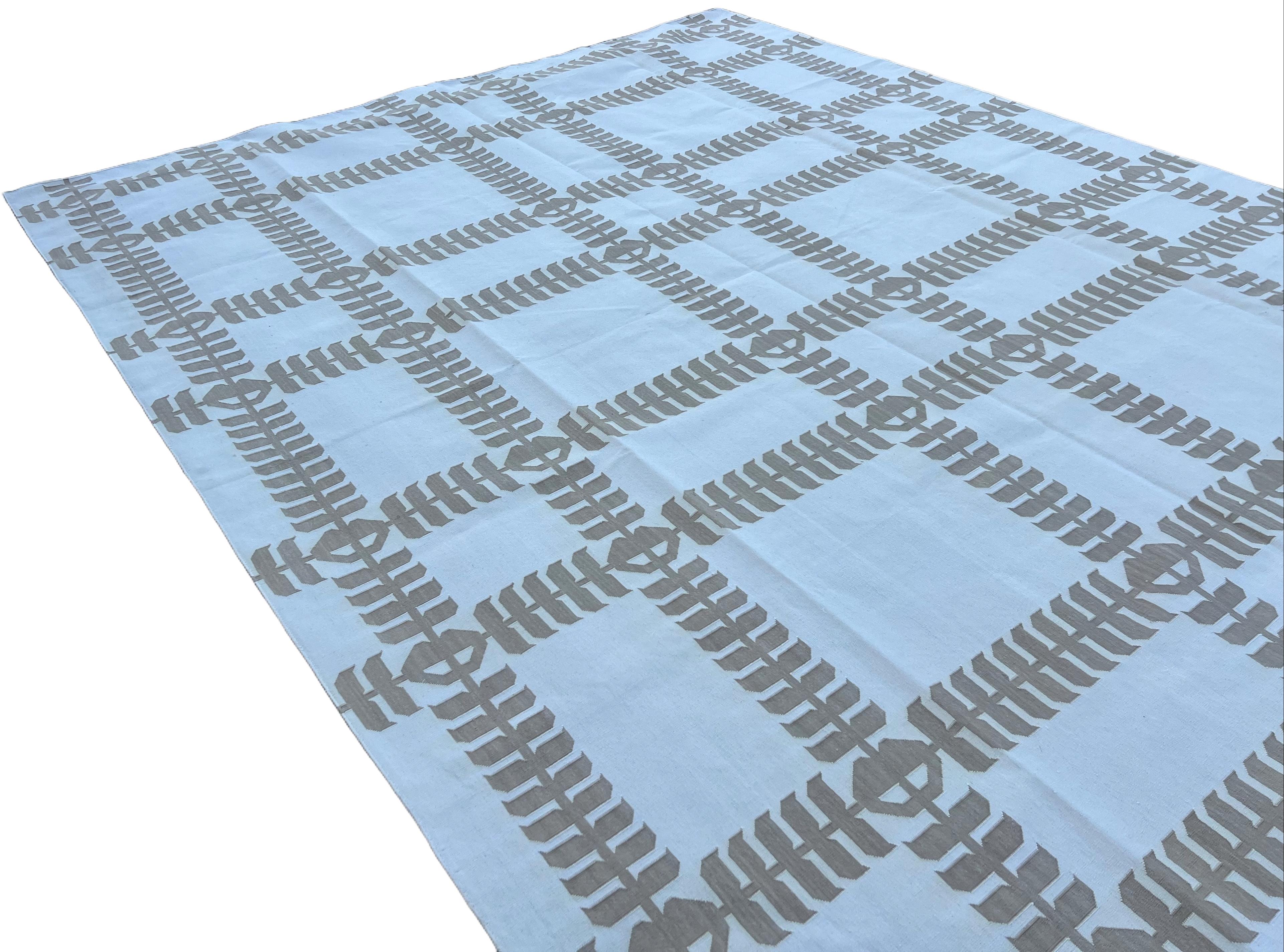 Handmade Cotton Area Flat Weave Rug, 12x15 Cream And Beige Leaf Indian Dhurrie In New Condition For Sale In Jaipur, IN