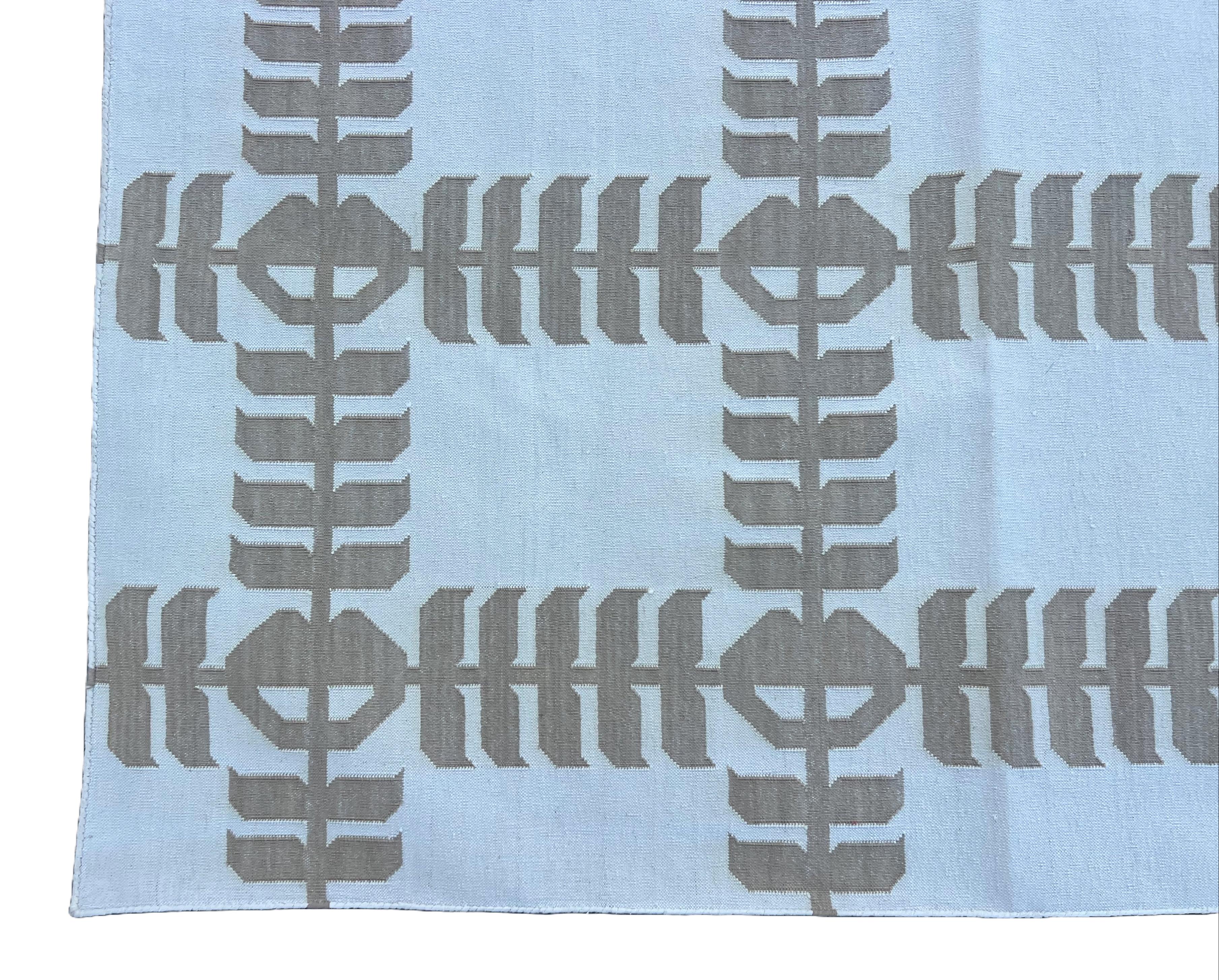 Handmade Cotton Area Flat Weave Rug, 12x15 Cream And Beige Leaf Indian Dhurrie For Sale 2