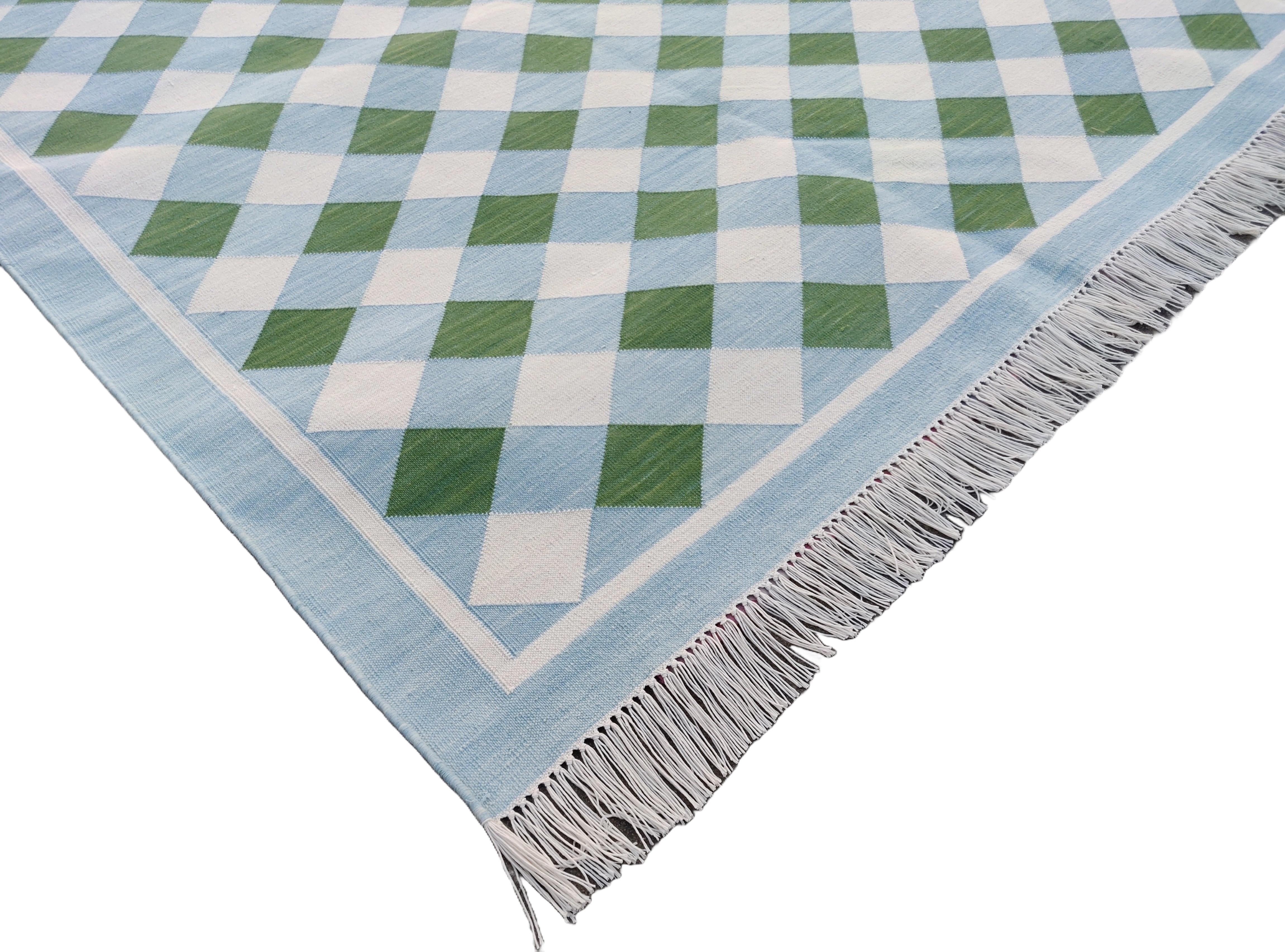 Tapis en coton teint dans la masse, bleu ciel, crème et vert à carreaux Tapis indien 12'x15'.
Ces dhurries spéciales à tissage plat sont tissées à la main avec du fil 100 % coton 15 plis. En raison des techniques de fabrication spéciales utilisées