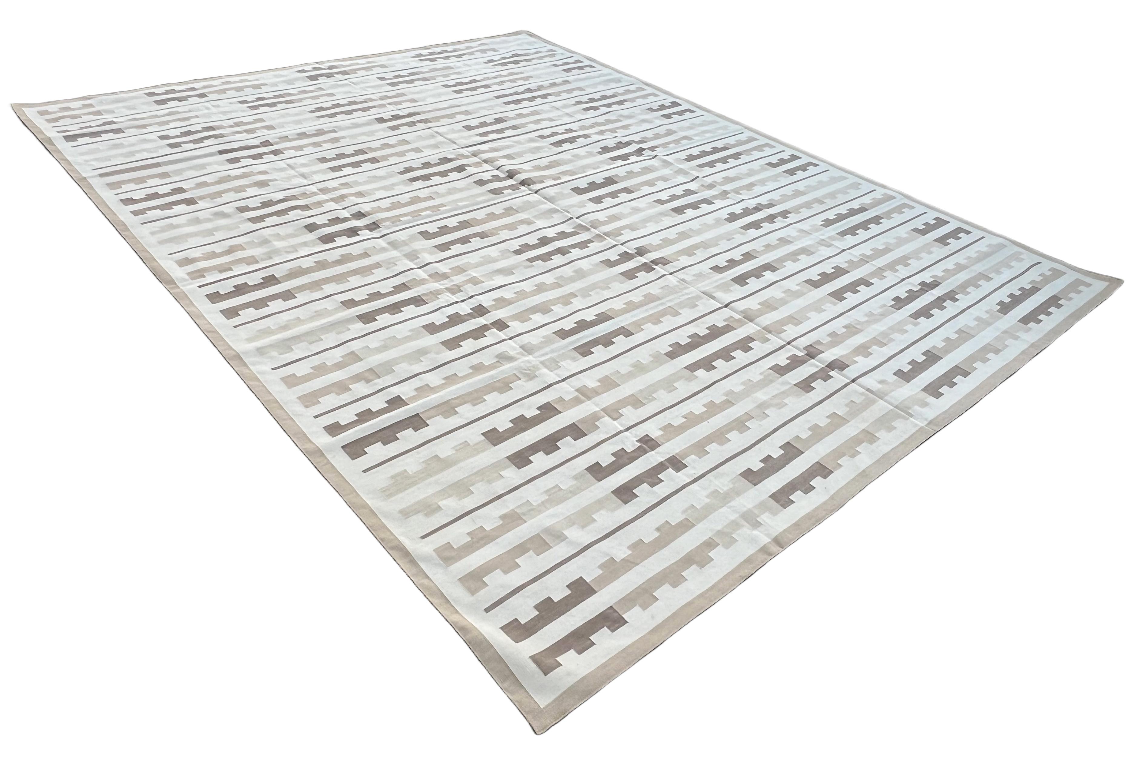 Baumwolle pflanzlich gefärbt Grau und Weiß Marianne Gestreift Indisch Dhurrie Teppich-12'x15' 

Diese speziellen flachgewebten Dhurries werden aus 15-fachem Garn aus 100% Baumwolle handgewebt. Aufgrund der speziellen Fertigungstechniken, die zur