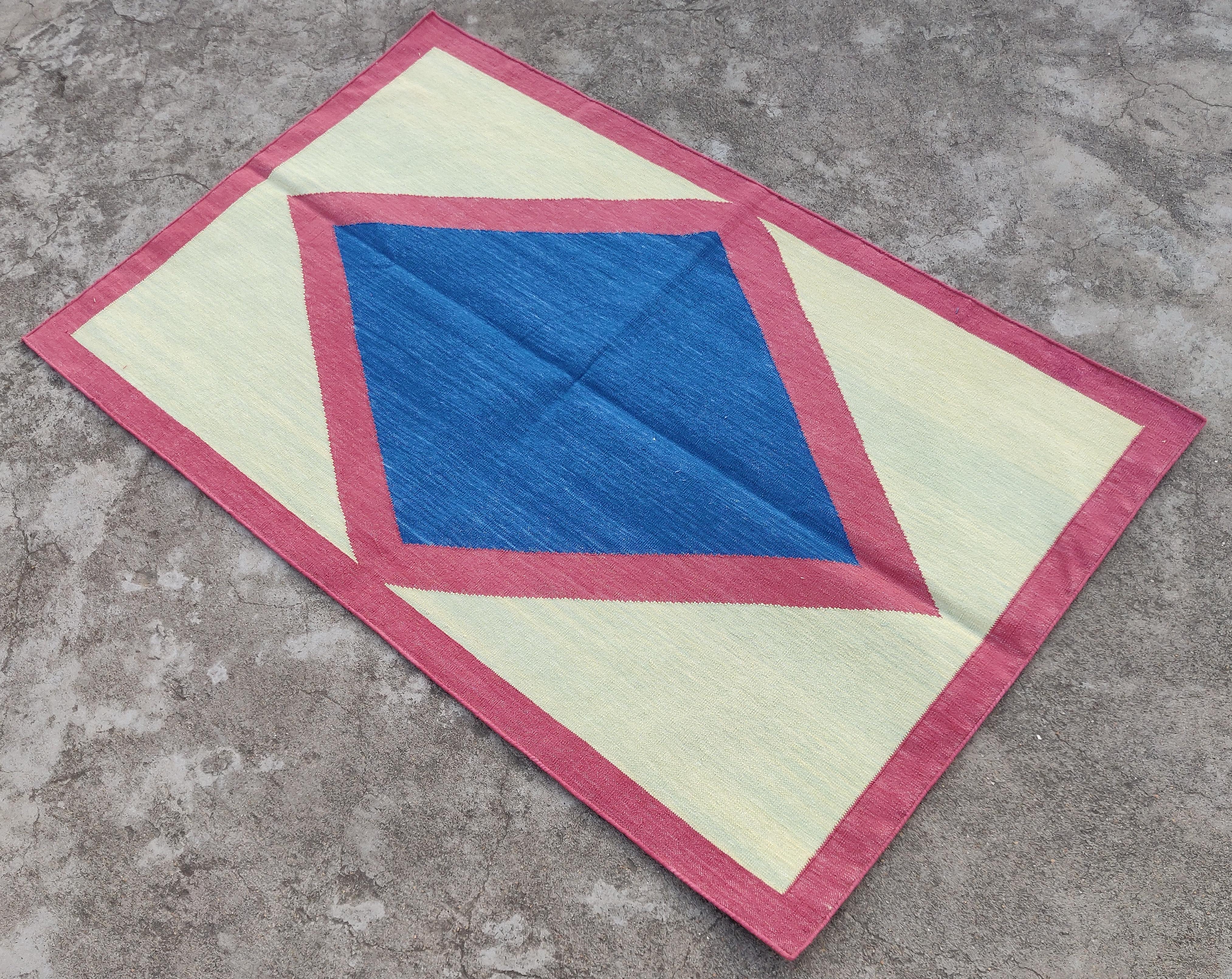 Tappeto in cotone tinto al vegetale crema, giallo, blu e rosa con motivo geometrico indiano Dhurrie-2.5'x4'
 
Queste speciali dhurry a trama piatta sono tessute a mano con un filo di cotone 100% a 15 strati. A causa delle speciali tecniche di