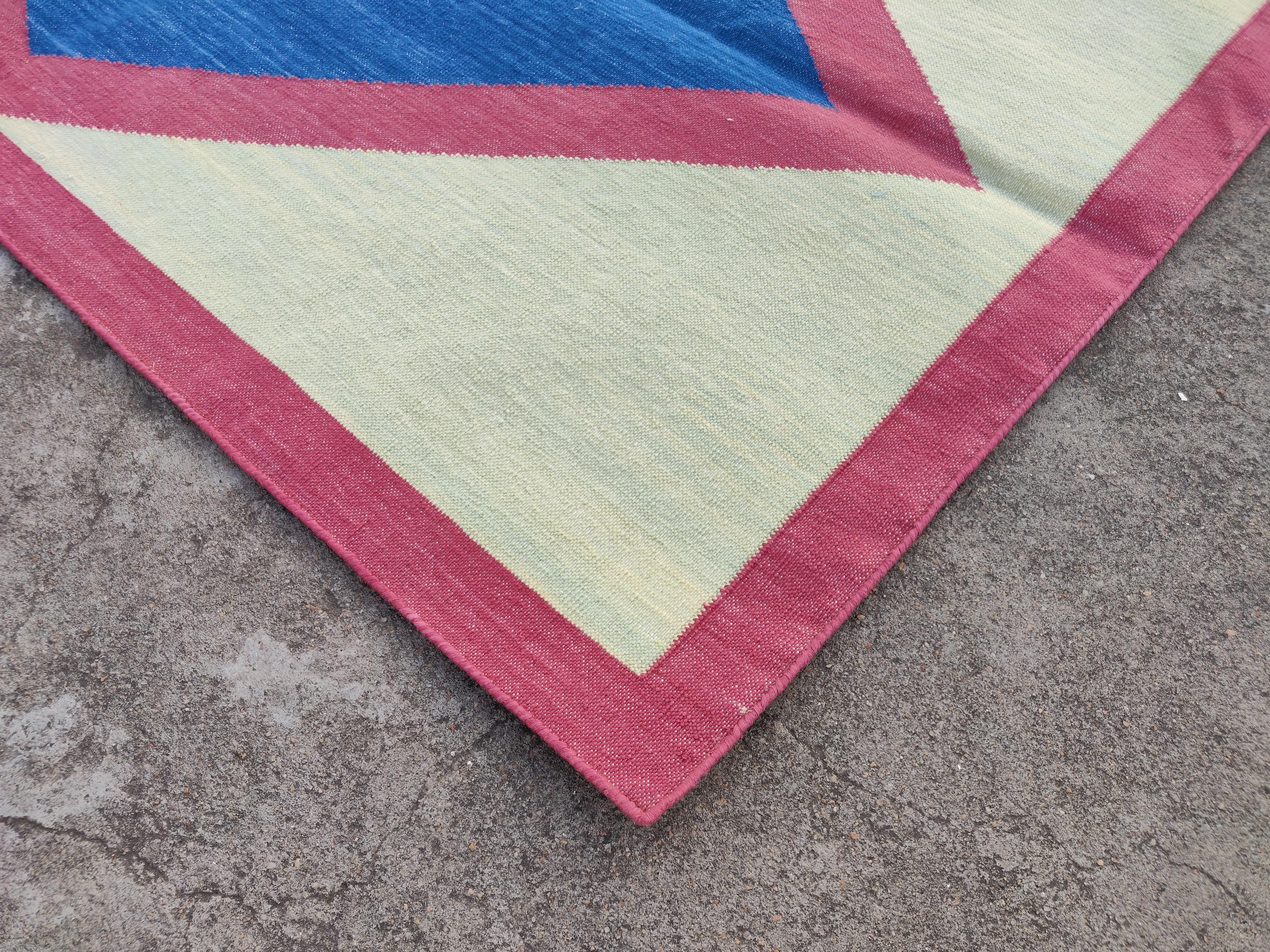 Mid-Century moderno Tappeto a tessitura piatta in cotone fatto a mano, 2,5x4 Blu, Rosa Geometrico Indiano Dhurrie in vendita