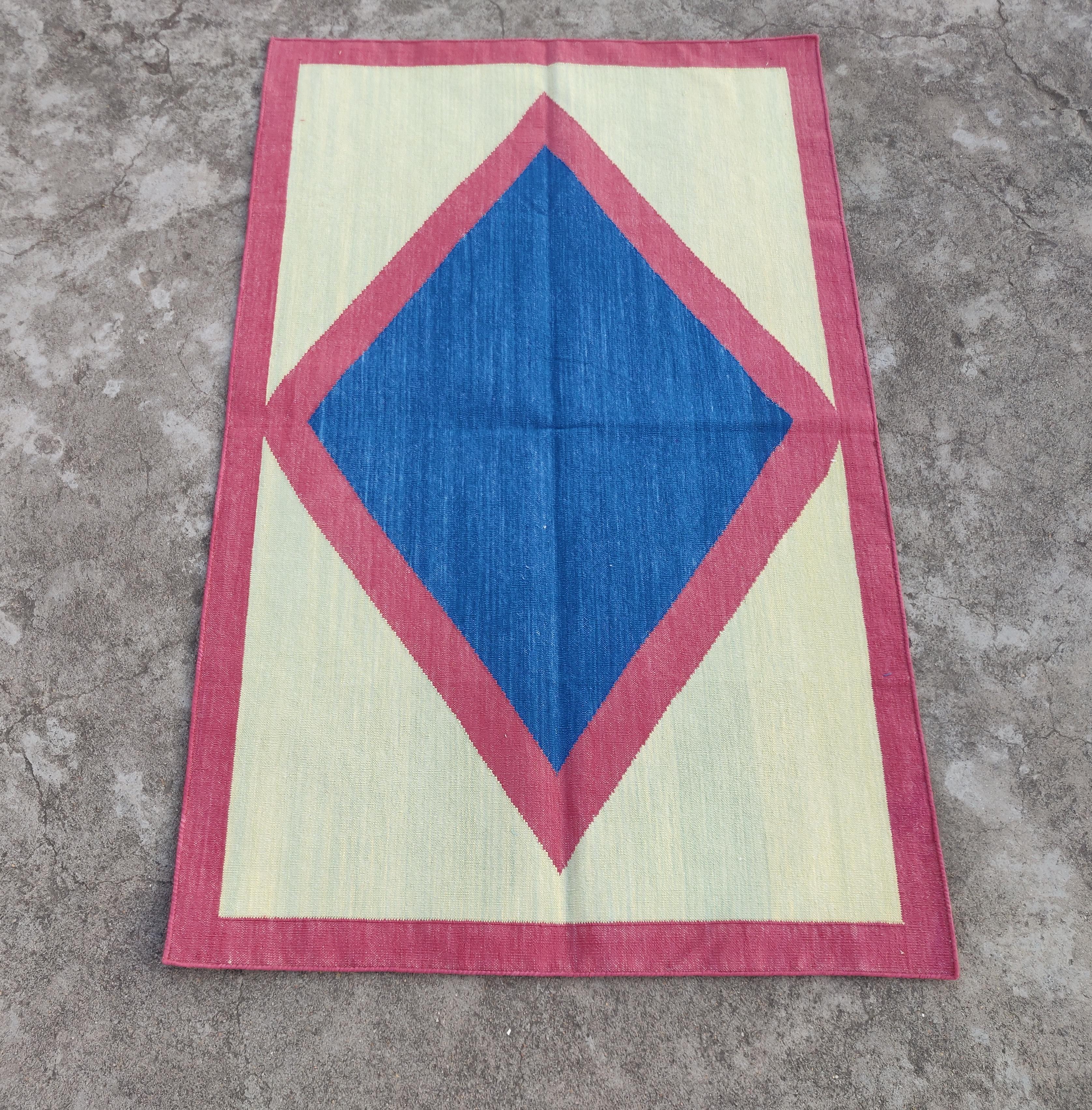 Tappeto a tessitura piatta in cotone fatto a mano, 2,5x4 Blu, Rosa Geometrico Indiano Dhurrie In condizioni Nuovo in vendita a Jaipur, IN