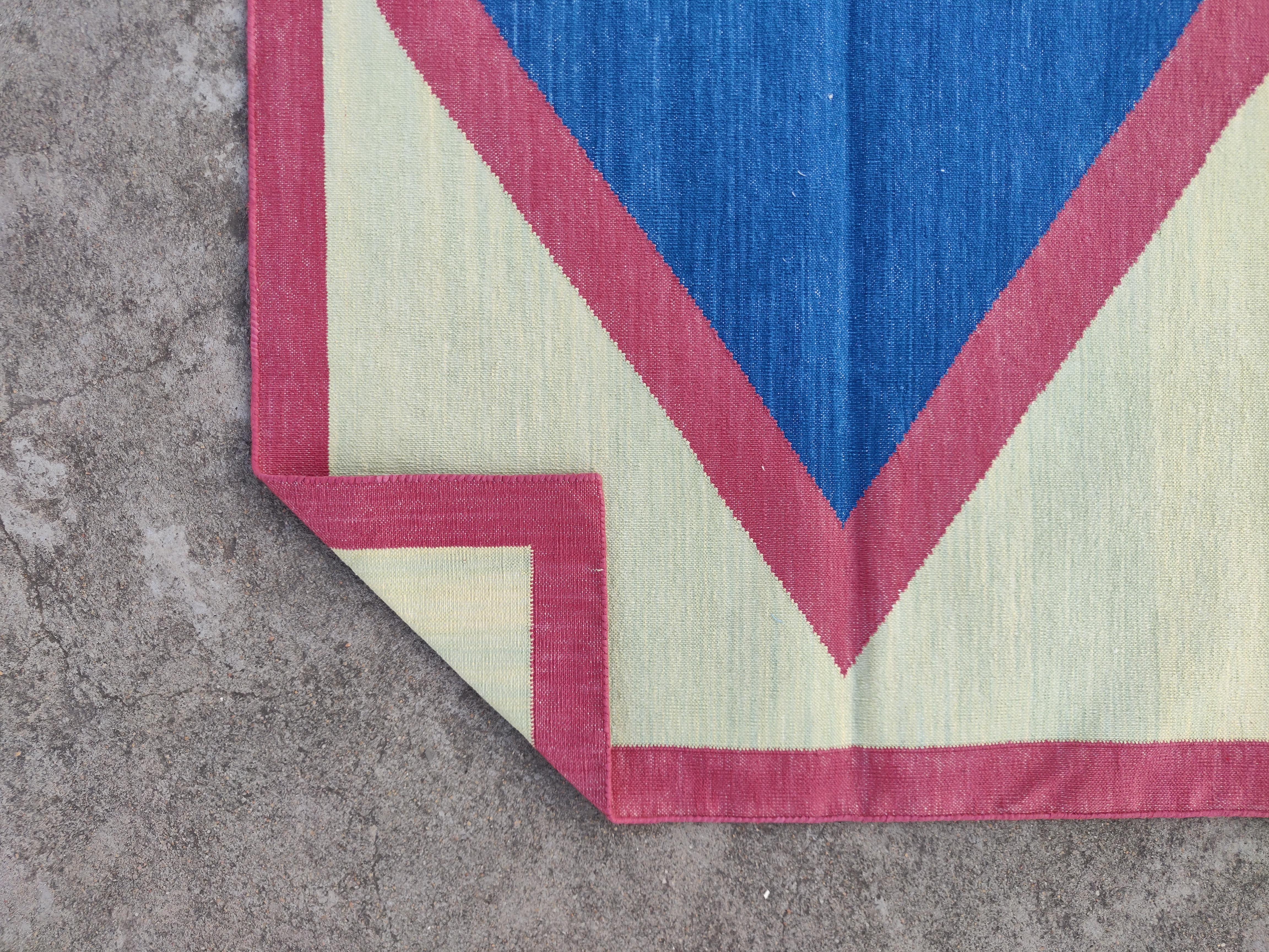 Cotone Tappeto a tessitura piatta in cotone fatto a mano, 2,5x4 Blu, Rosa Geometrico Indiano Dhurrie in vendita