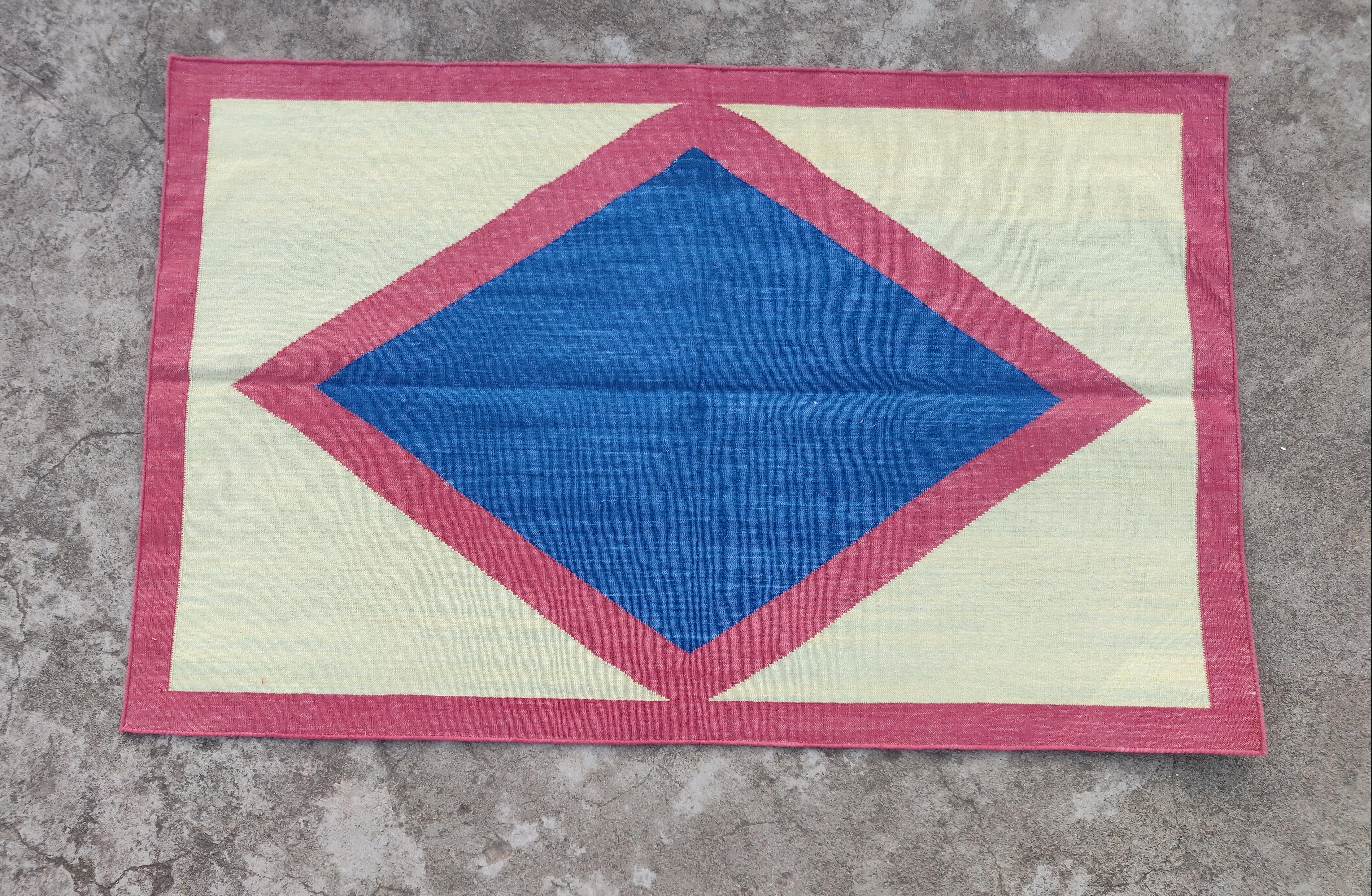 Tappeto a tessitura piatta in cotone fatto a mano, 2,5x4 Blu, Rosa Geometrico Indiano Dhurrie in vendita 1