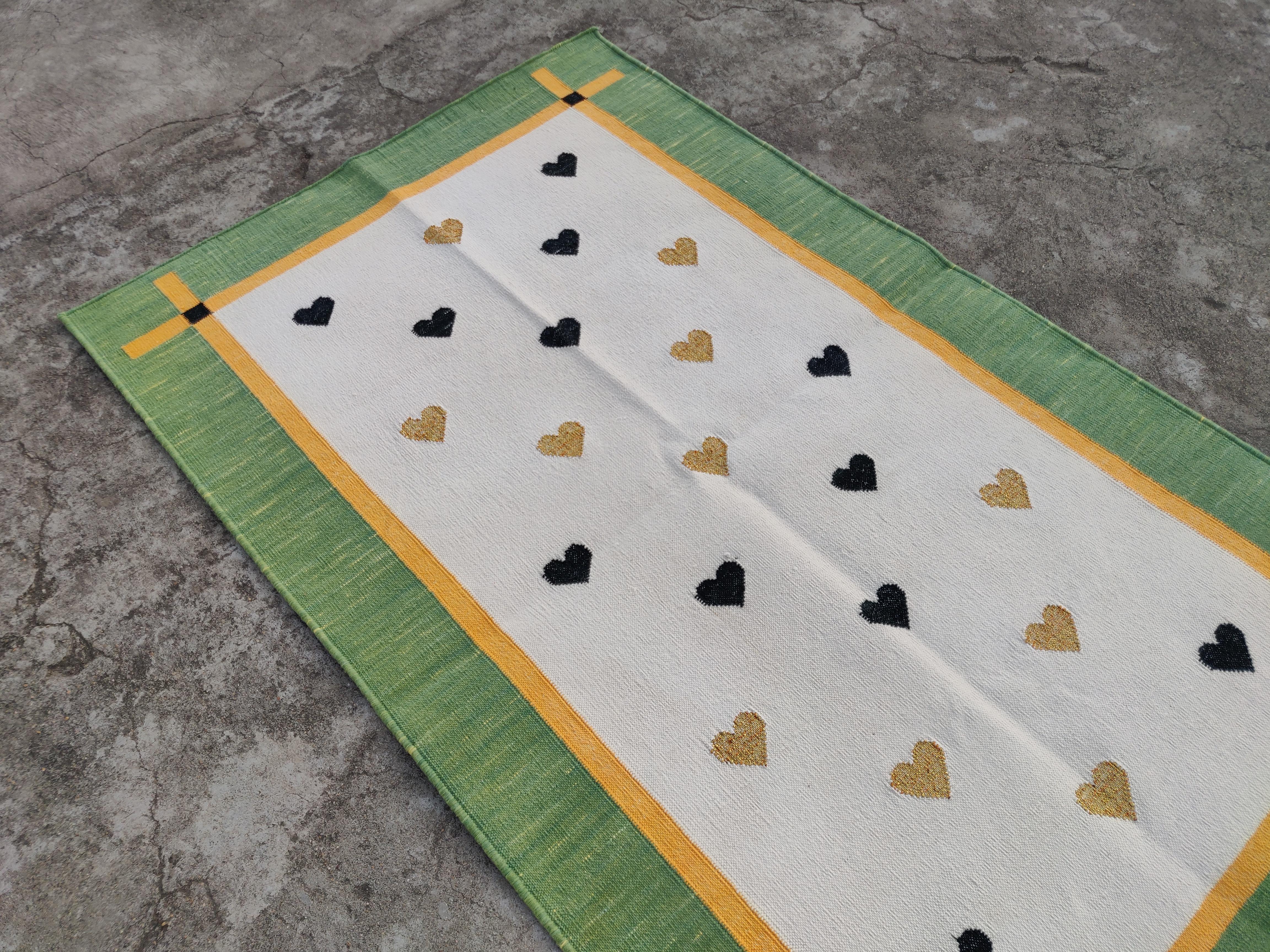 Handmade Cotton Area Flat Weave Rug, 2.5x4 Cream And Green Heart Indian Dhurrie In New Condition For Sale In Jaipur, IN