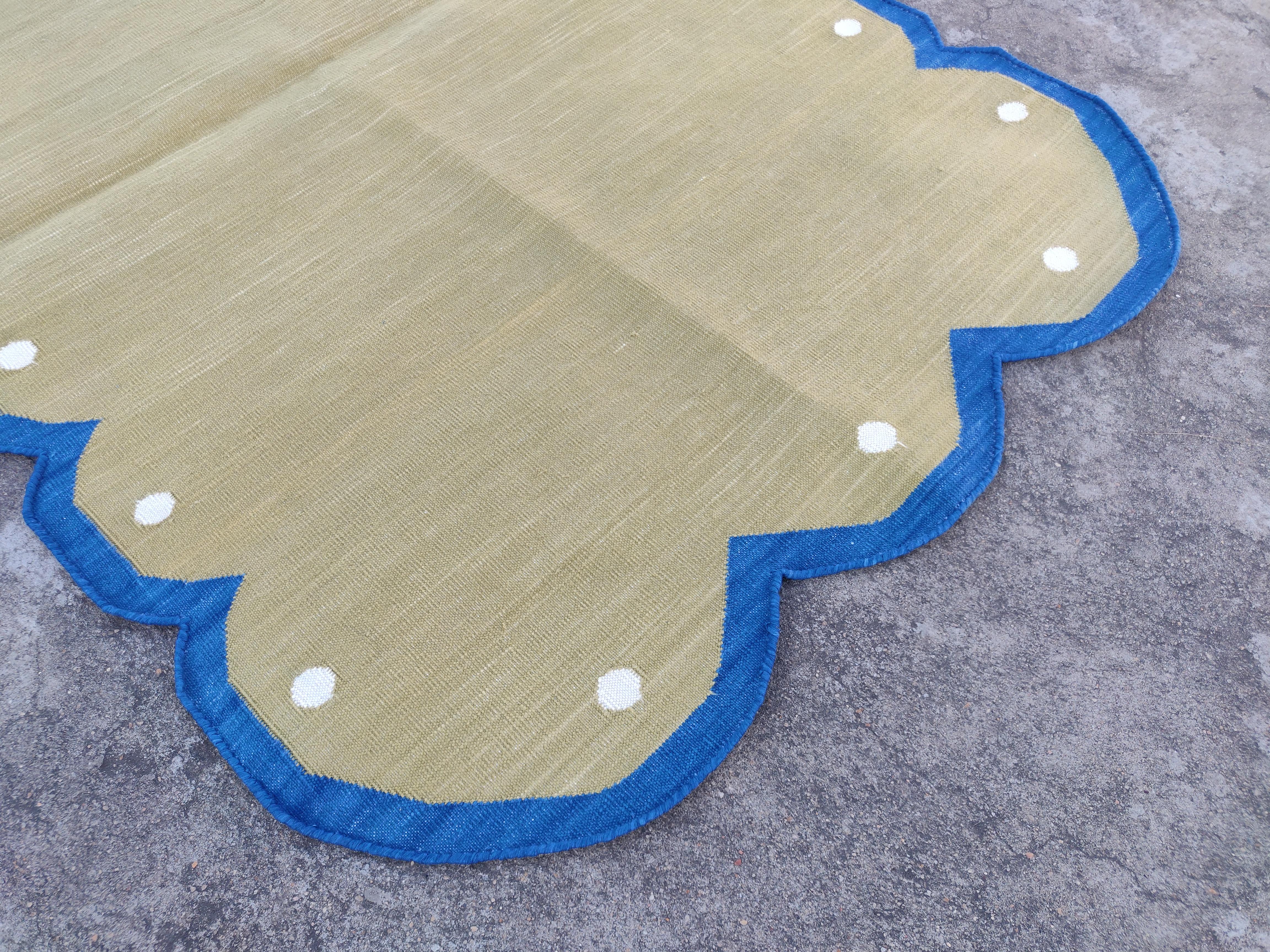 Mid-Century Modern Handmade Cotton Area Flat Weave Rug, 2.5'x4' Green, Blue Scallop Indian Dhurrie For Sale