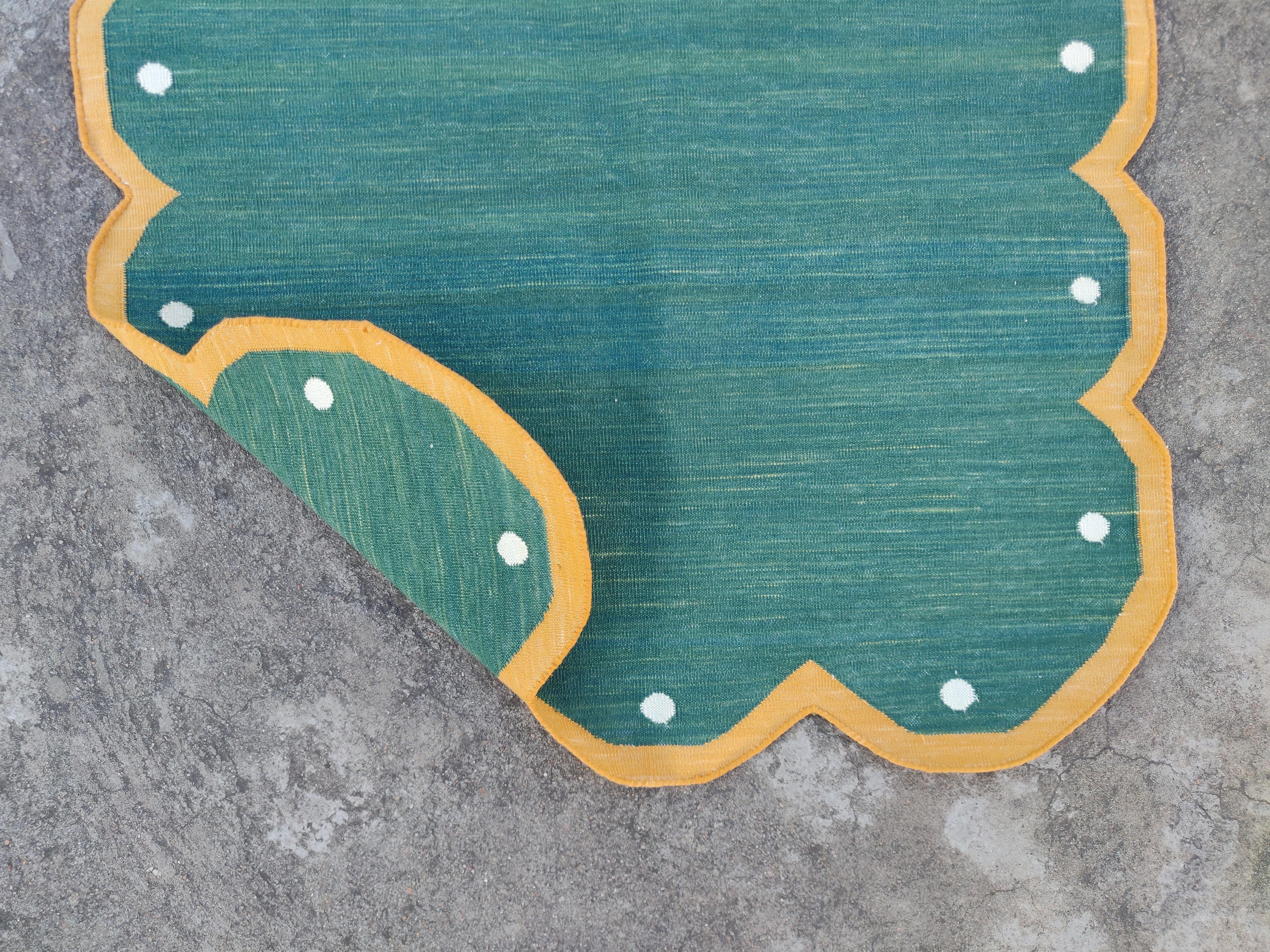 Tapis Dhurrie indien à tissage plat fait à la main, 2,5'x4' vert jaune festonné Neuf - En vente à Jaipur, IN