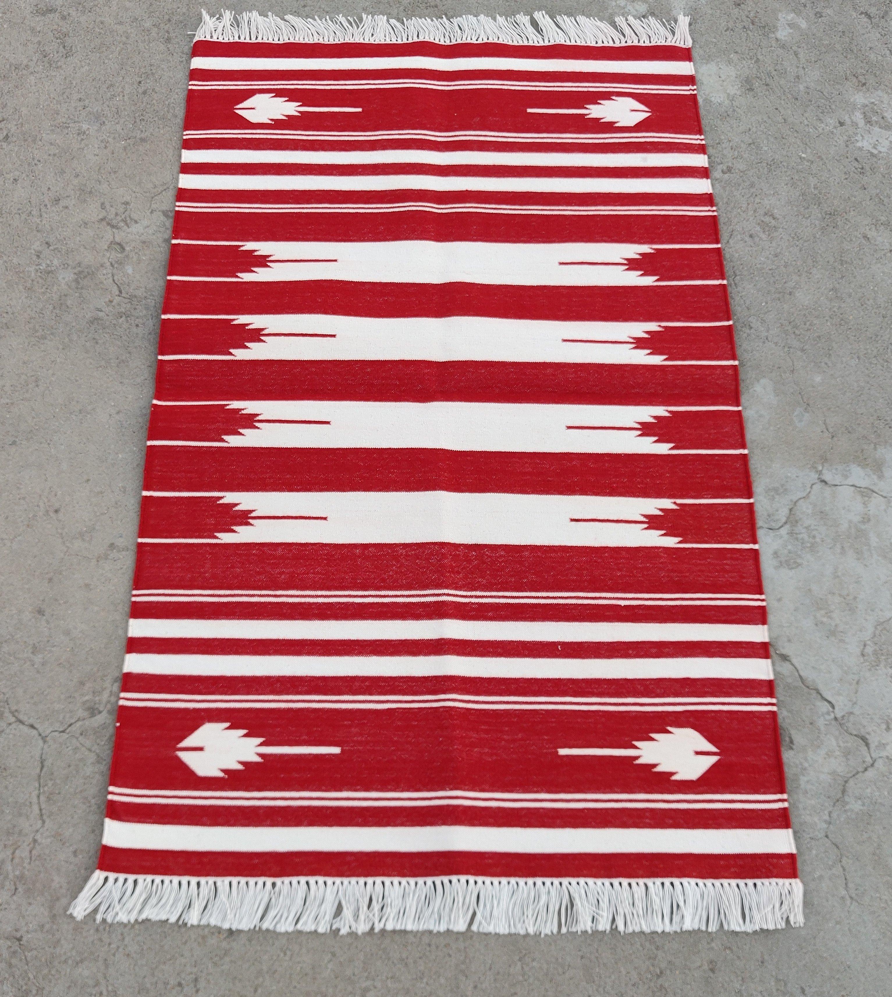 Handmade Cotton Area Flat Weave Rug, 2.5'x4' Red And White Striped Indian Rug In New Condition For Sale In Jaipur, IN