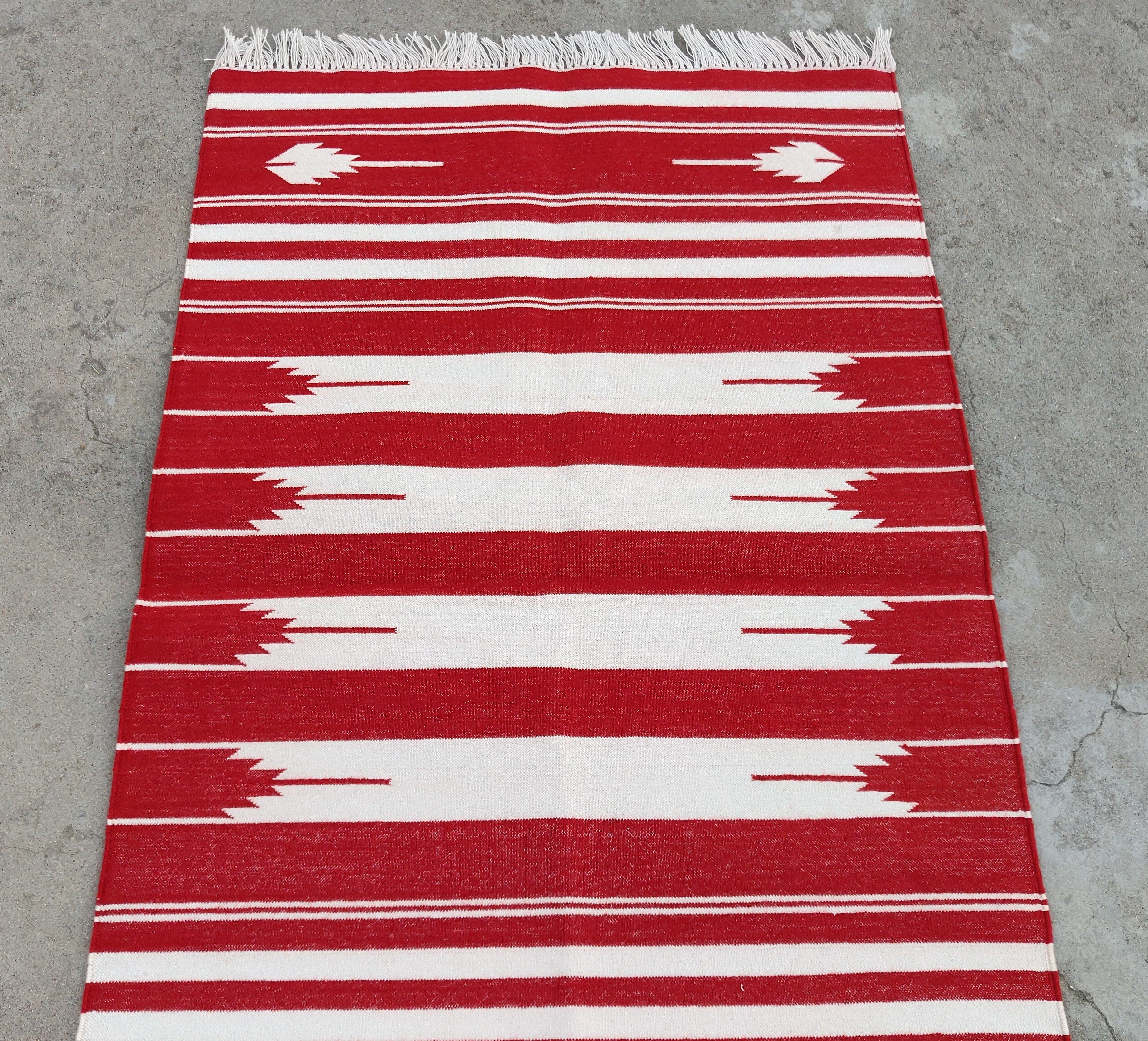 Contemporary Handmade Cotton Area Flat Weave Rug, 2.5'x4' Red And White Striped Indian Rug For Sale