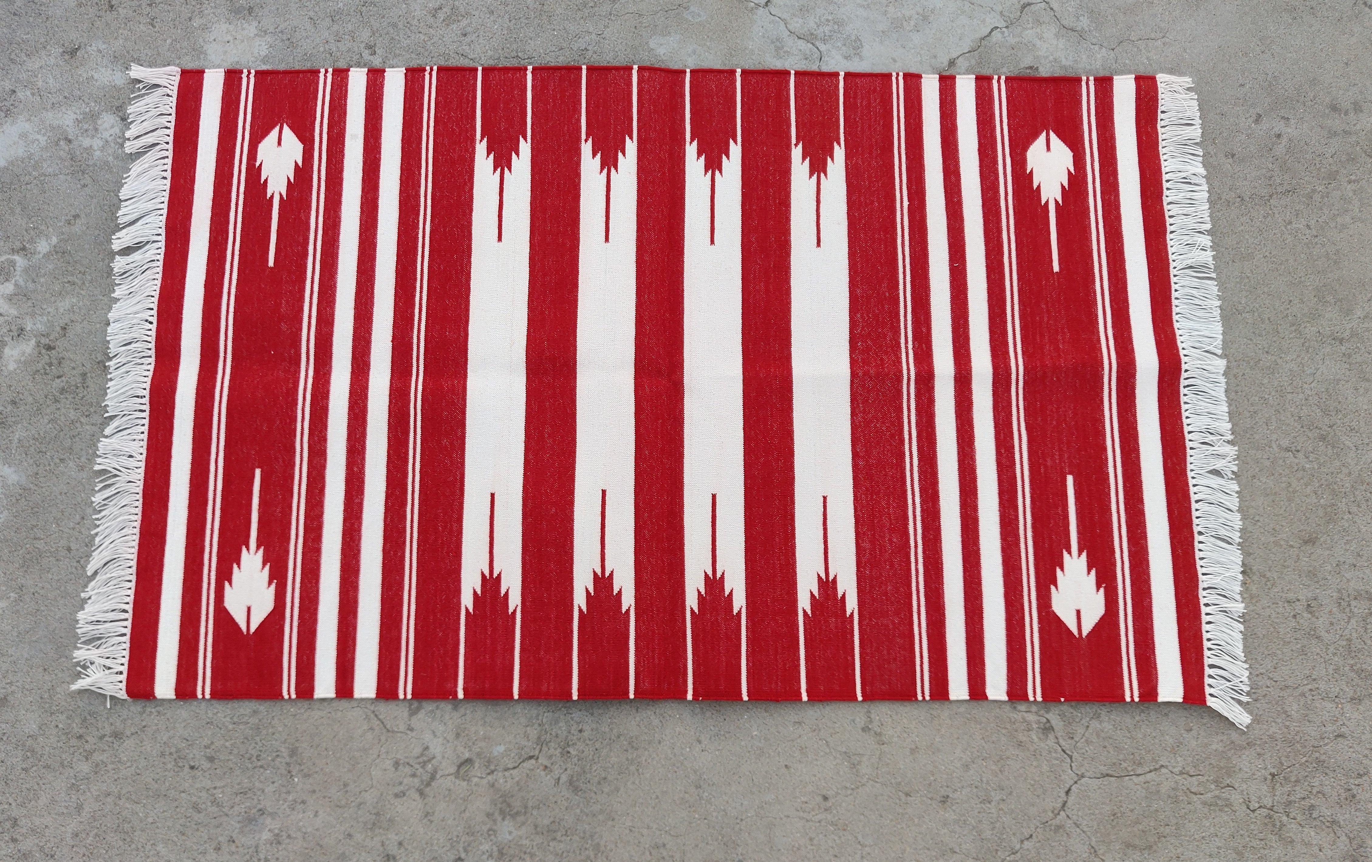Handmade Cotton Area Flat Weave Rug, 2.5'x4' Red And White Striped Indian Rug For Sale 2