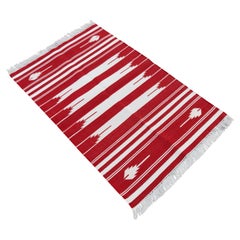 Handgefertigter Flachgewebe-Teppich aus Baumwolle, 2,5'x4' rot und weiß gestreifter indischer Teppich