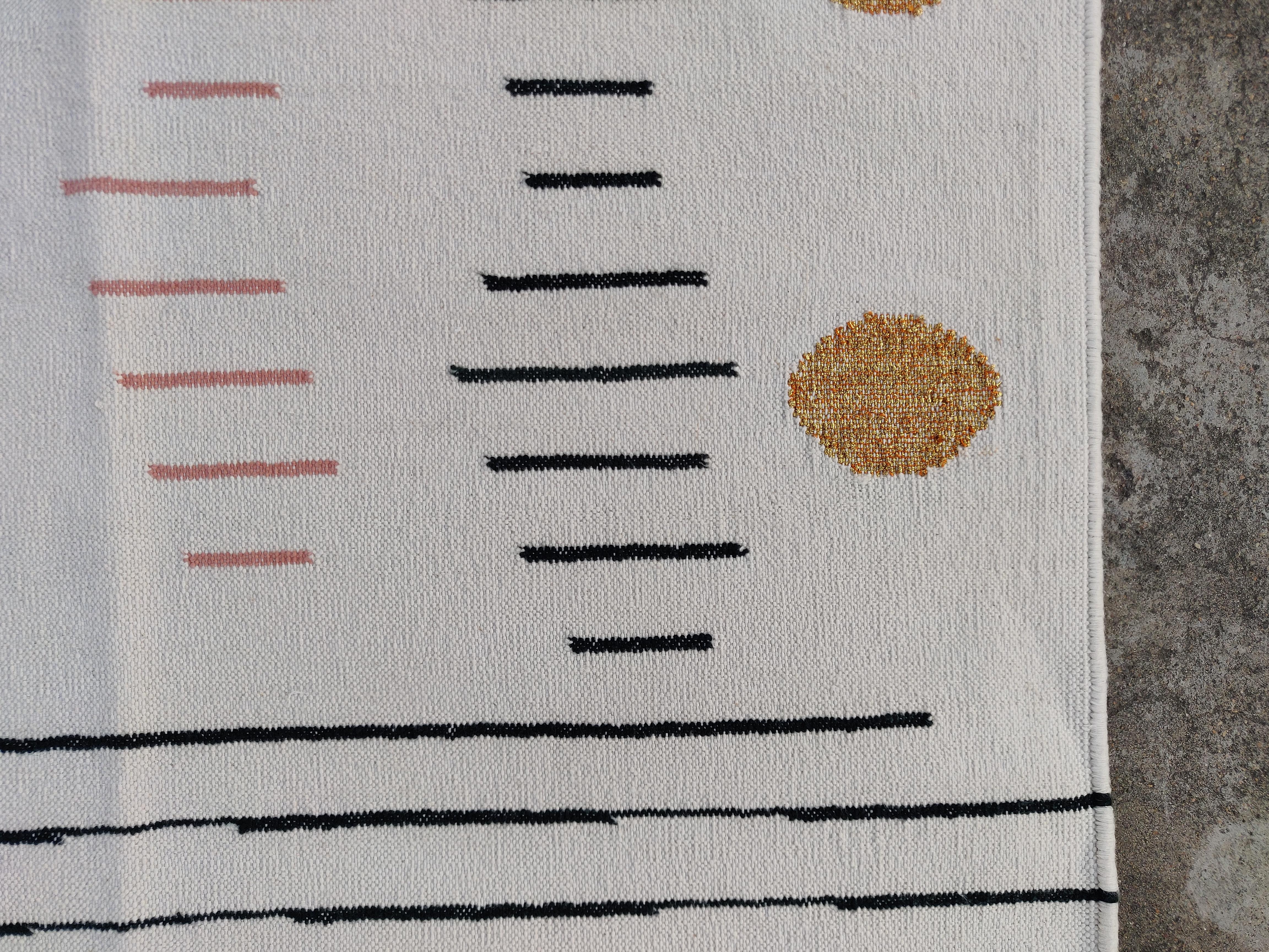 XXIe siècle et contemporain Tapis Dhurrie indien à tissage plat fait à la main, 2,5x4, à rayures blanches et noires en vente