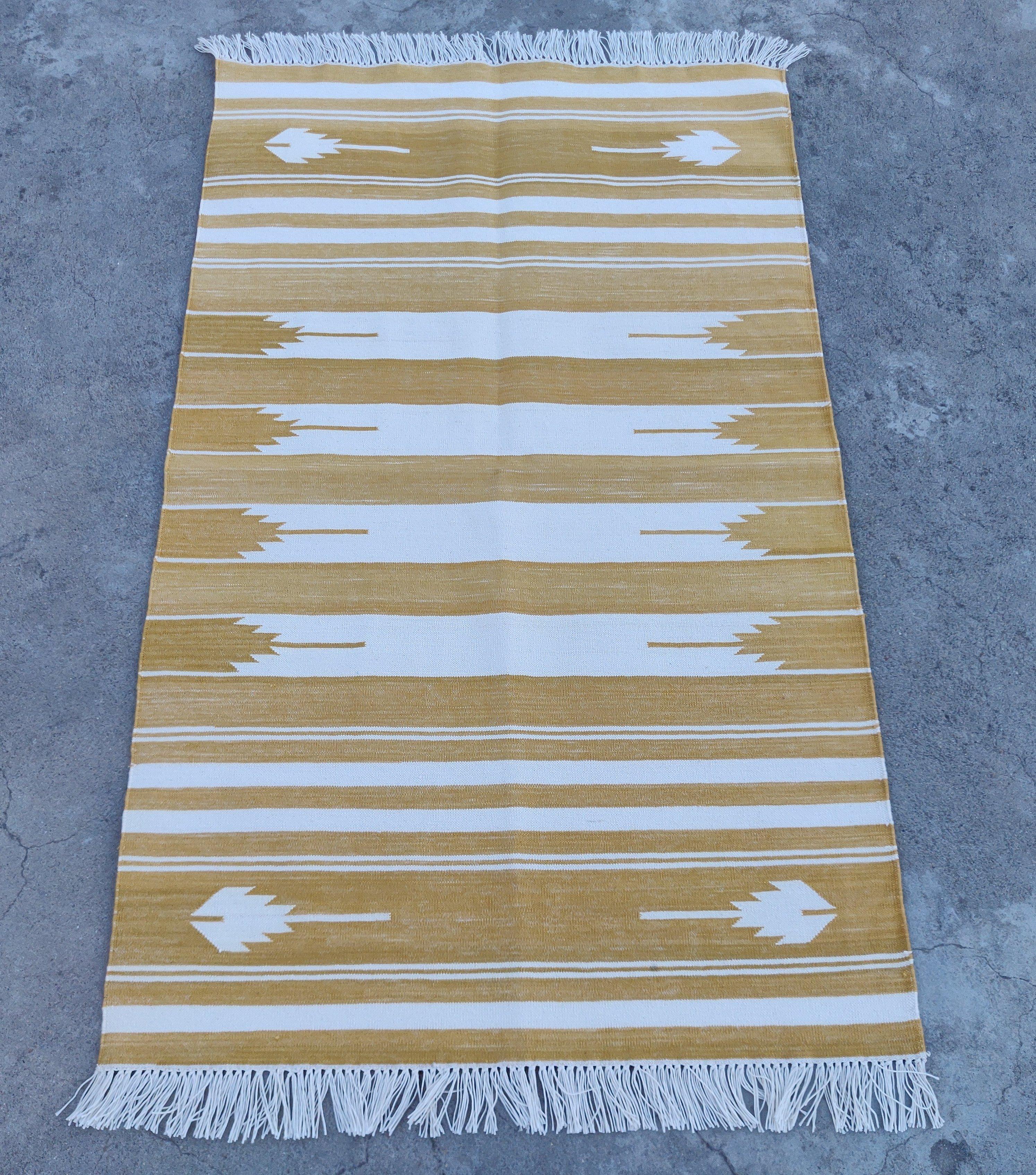 Handmade Cotton Area Flat Weave Rug, 2.5'x4' Yellow And White Striped Indian Rug In New Condition For Sale In Jaipur, IN