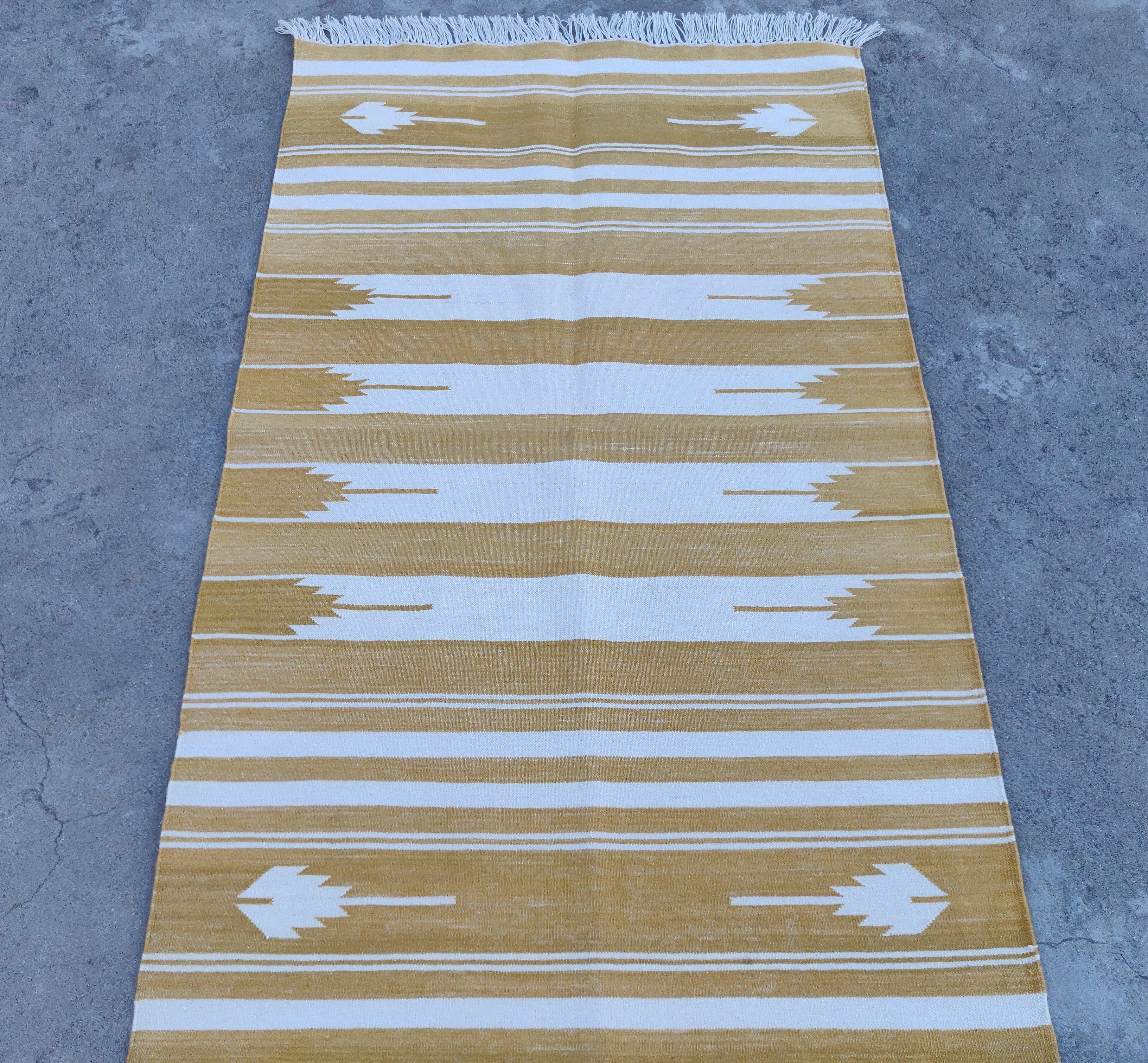 Contemporary Handmade Cotton Area Flat Weave Rug, 2.5'x4' Yellow And White Striped Indian Rug For Sale