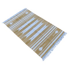 Handgefertigter Flachgewebe-Teppich aus Baumwolle, 2,5'x4' Gelb und weiß gestreifter indischer Teppich