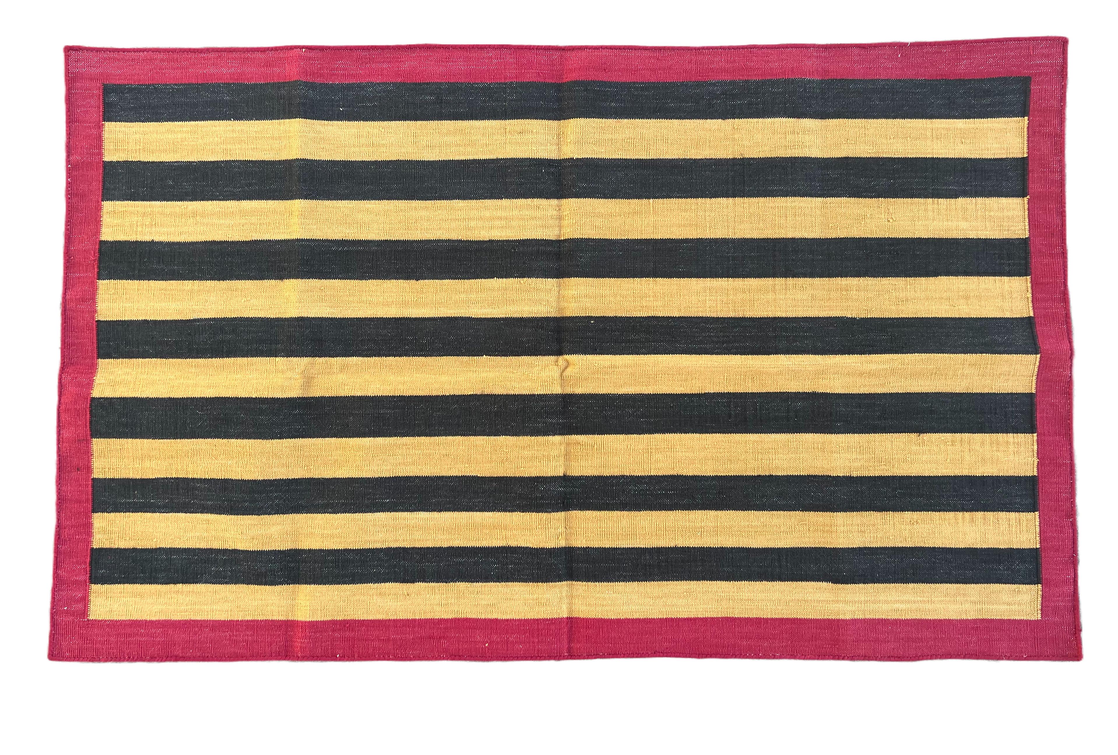 Gelb, schwarz und rot gestreifter indischer Dhurrie-Teppich aus pflanzlich gefärbter Baumwolle - 2.5'x4' 
Diese speziellen flachgewebten Dhurries werden aus 15-fachem Garn aus 100% Baumwolle handgewebt. Aufgrund der speziellen Fertigungstechniken,