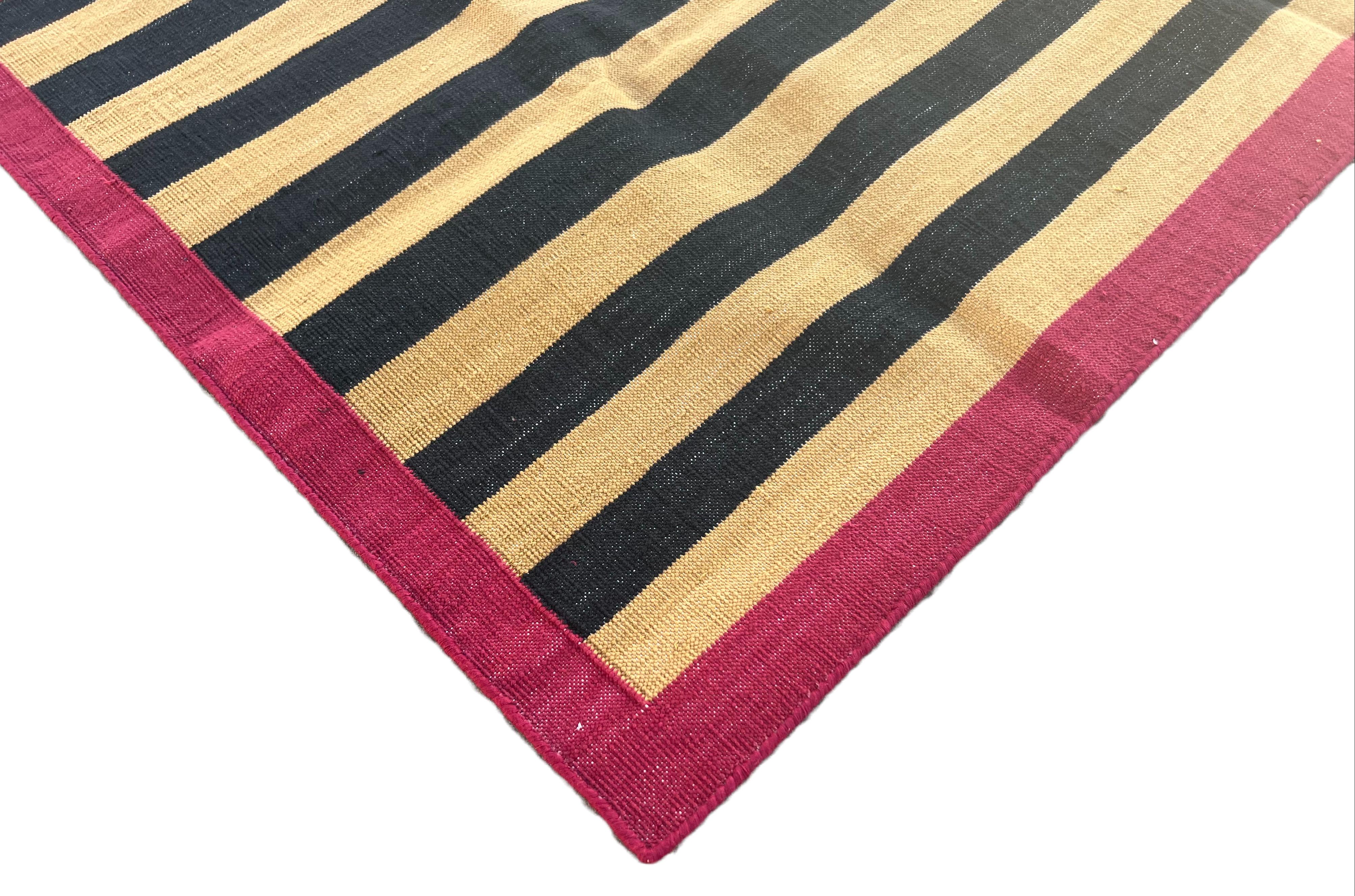 Handgefertigter Flachgewebe-Teppich aus Baumwolle, 2.5x4 gelb, schwarz gestreift indisch Dhurrie (Moderne der Mitte des Jahrhunderts) im Angebot