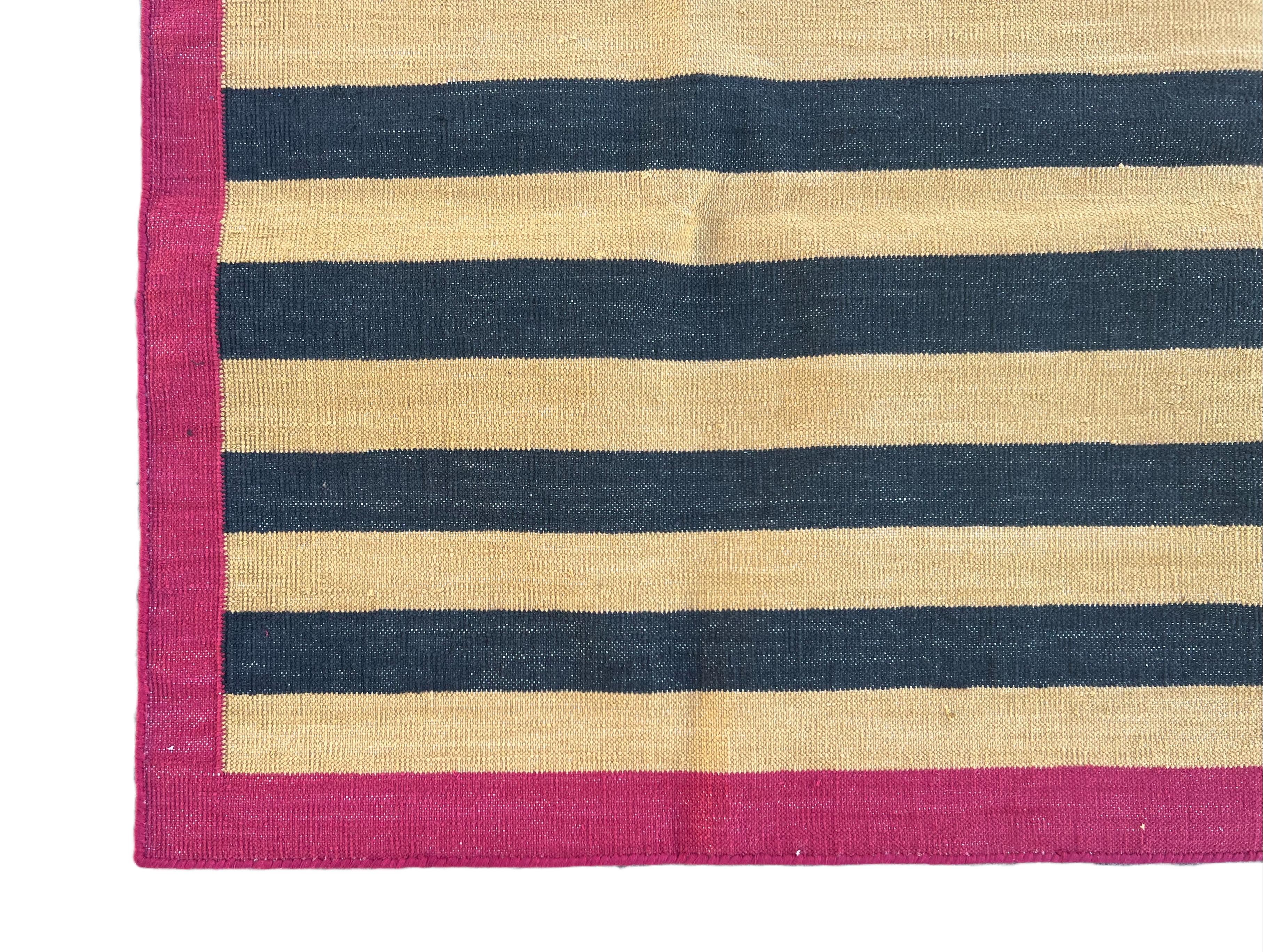 Handgefertigter Flachgewebe-Teppich aus Baumwolle, 2.5x4 gelb, schwarz gestreift indisch Dhurrie (Handgewebt) im Angebot