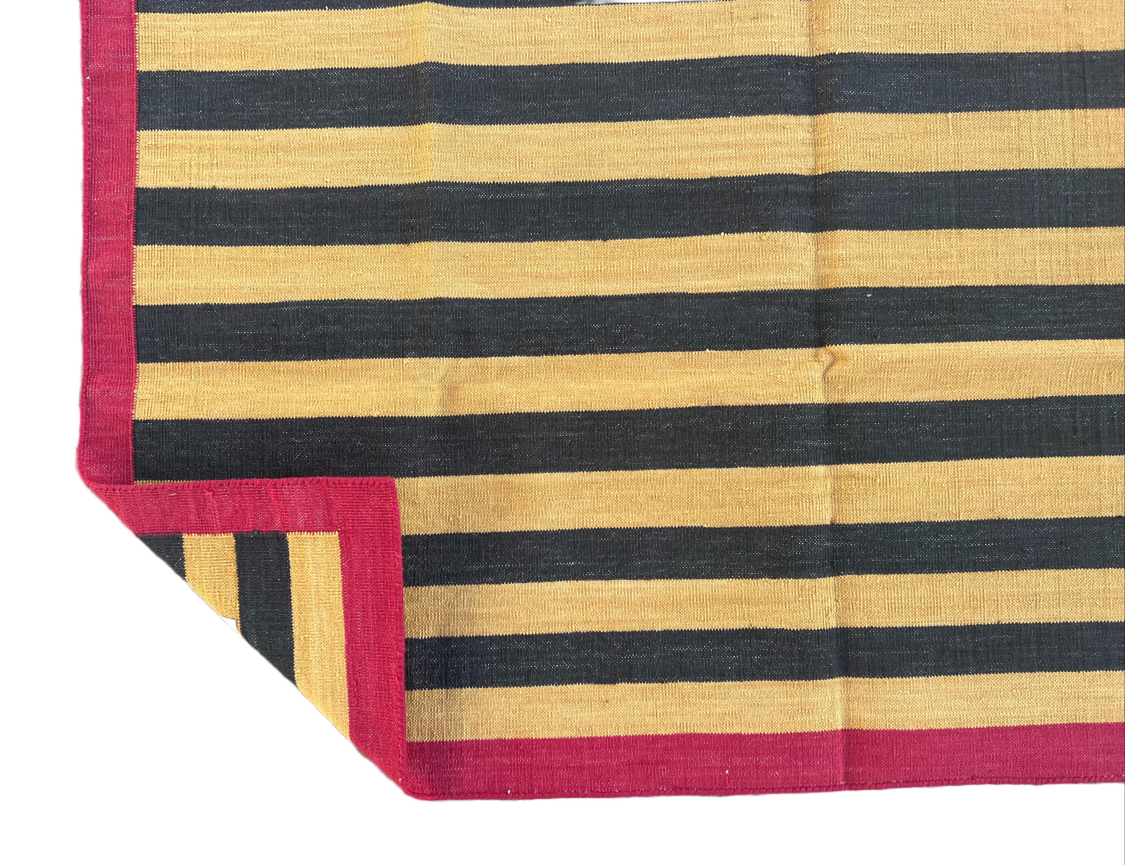 Handgefertigter Flachgewebe-Teppich aus Baumwolle, 2.5x4 gelb, schwarz gestreift indisch Dhurrie im Zustand „Neu“ im Angebot in Jaipur, IN