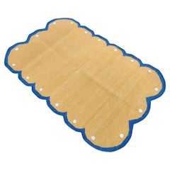Handgefertigter Flachgewebe-Teppich aus Baumwolle, 2.5'x4' Gelb, Blaue Jakobsmuschel Indischer Dhurrie