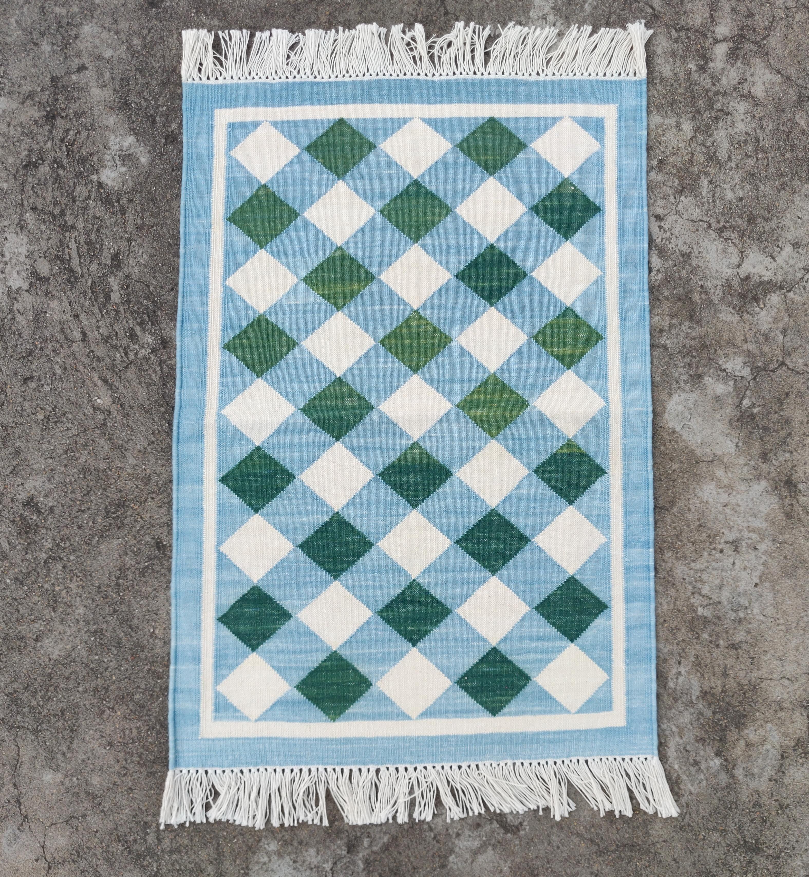 Indiano Tappeto a tessitura piatta in cotone fatto a mano, 2x3 a quadretti blu e verdi, indiano Dhurrie in vendita