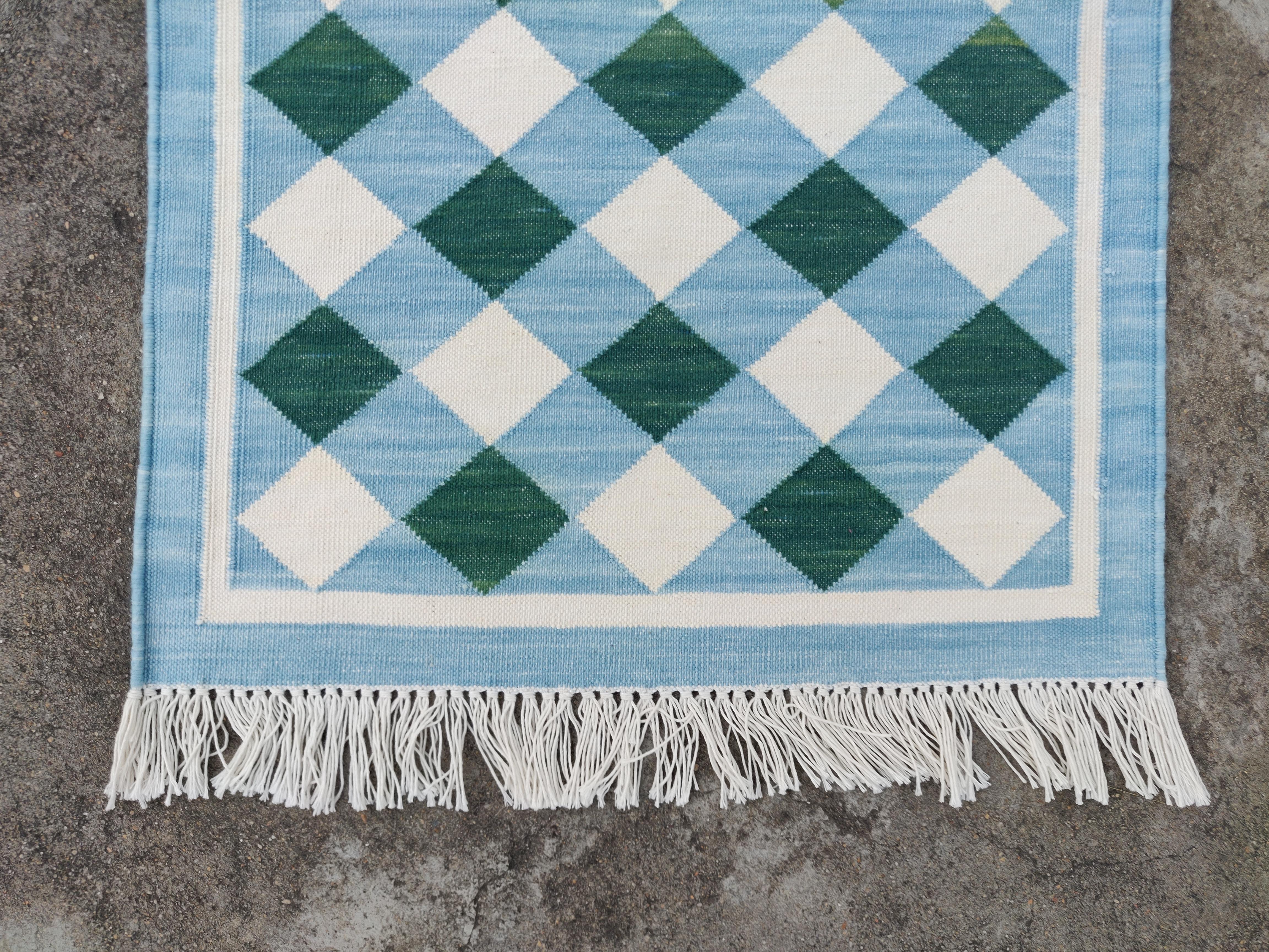 Tessuto a mano Tappeto a tessitura piatta in cotone fatto a mano, 2x3 a quadretti blu e verdi, indiano Dhurrie in vendita