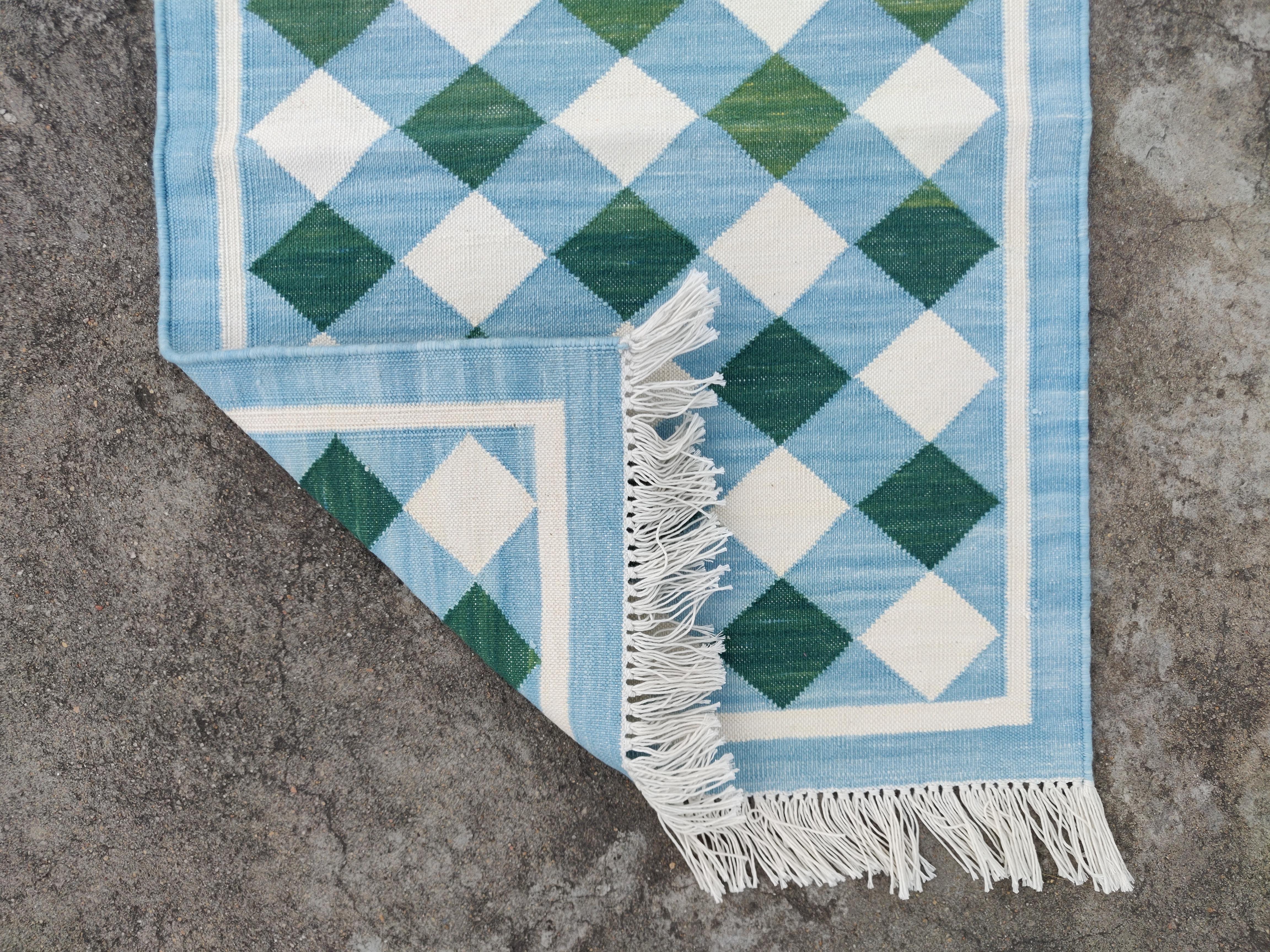 Tappeto a tessitura piatta in cotone fatto a mano, 2x3 a quadretti blu e verdi, indiano Dhurrie In condizioni Nuovo in vendita a Jaipur, IN