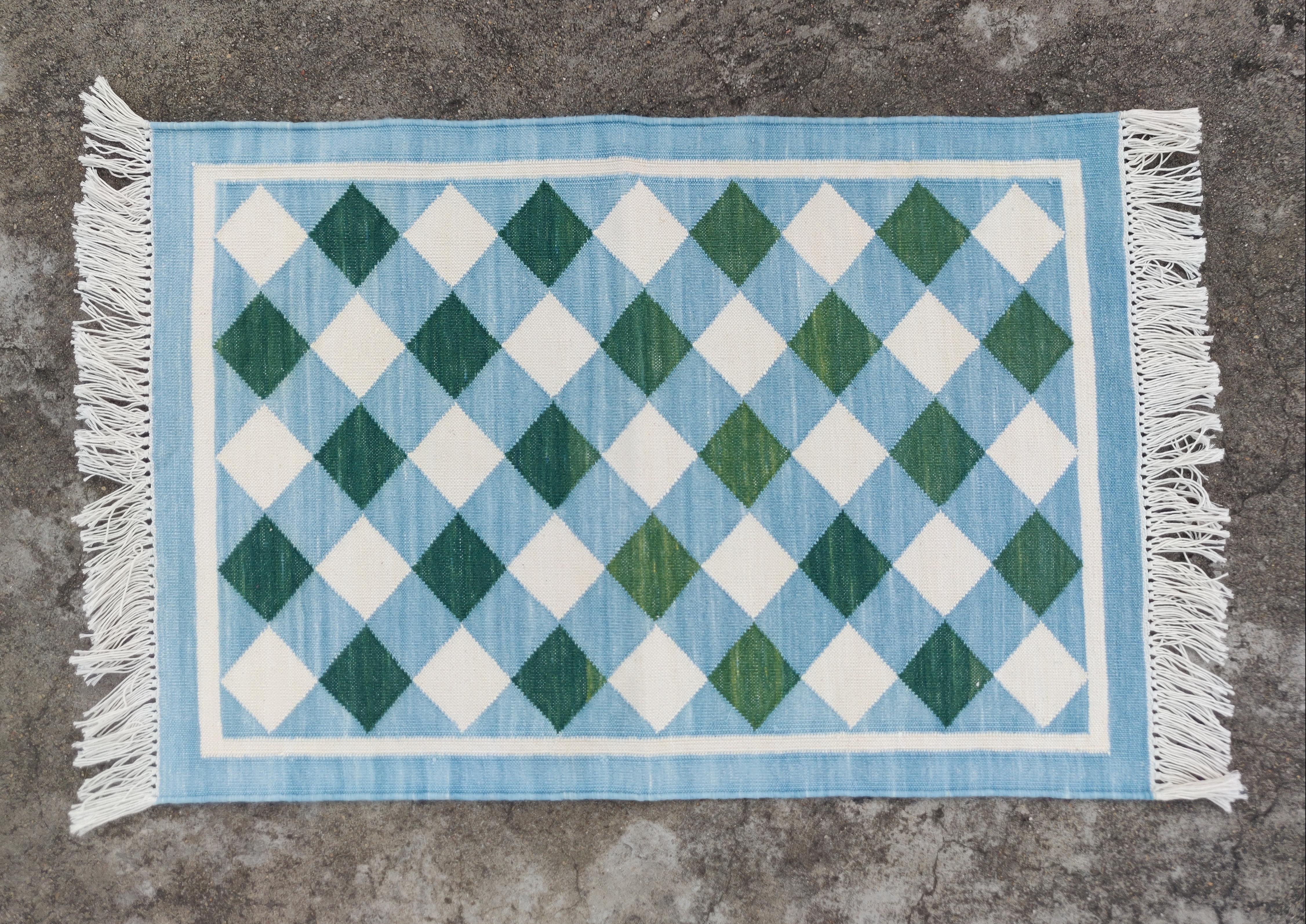 XXI secolo e contemporaneo Tappeto a tessitura piatta in cotone fatto a mano, 2x3 a quadretti blu e verdi, indiano Dhurrie in vendita