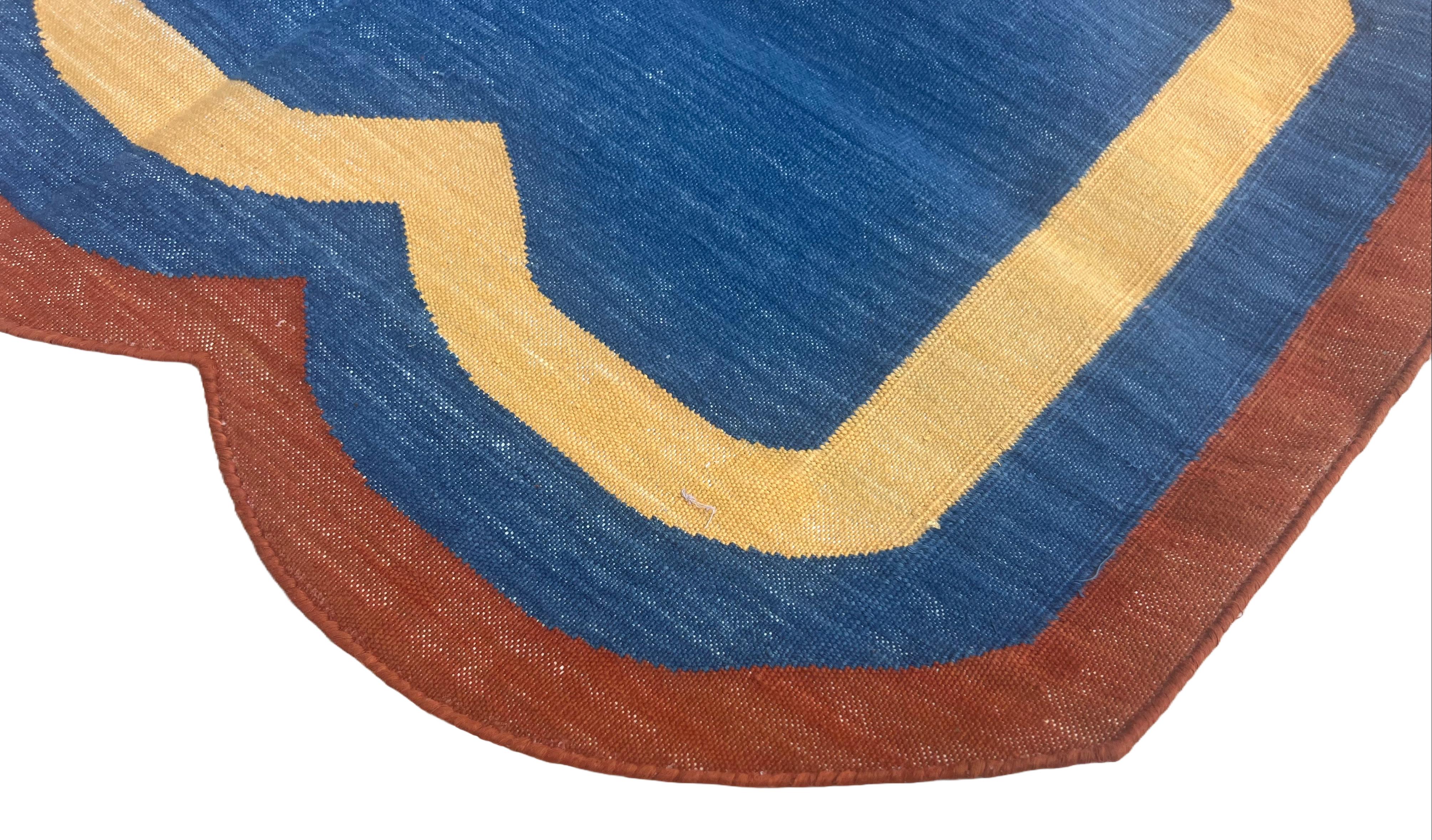Coton teint végétal  Tapis indien Dhurrie à rayures festonnées bleu indigo, jaune et rouge terracotta - 2'x3' (60x90cm) 

Ces dhurries spéciales à tissage plat sont tissées à la main avec du fil 100 % coton 15 plis. En raison des techniques de