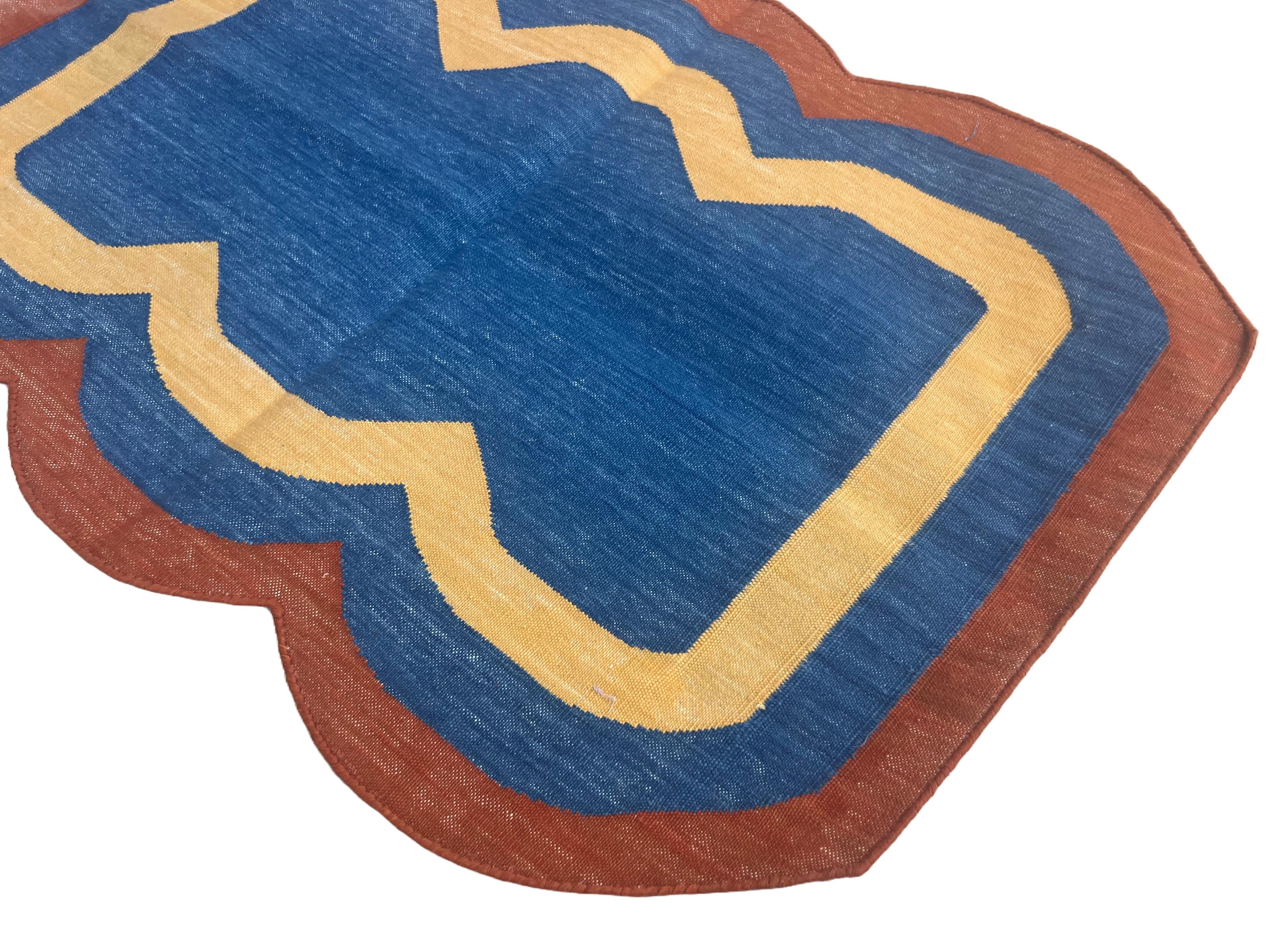 Mid-Century Modern Handmade Cotton Area Flat Weave Rug, 2x3 Blue And Red Scalloped Indian Dhurrie For Sale