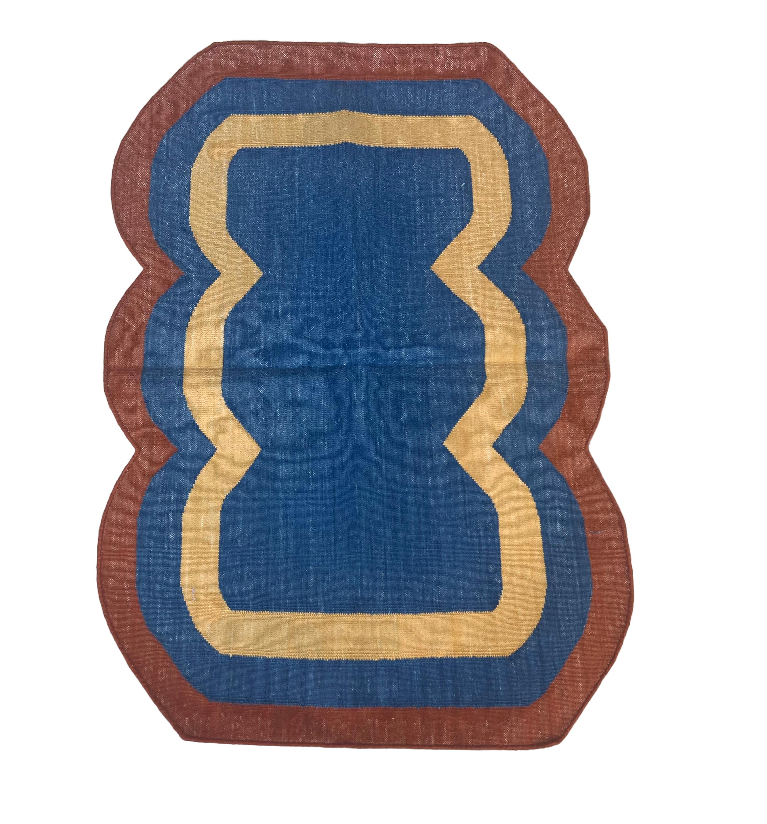 Indiano Tappeto a tessitura piatta in cotone fatto a mano, 2x3 blu e rosso smerlato, indiano Dhurrie in vendita