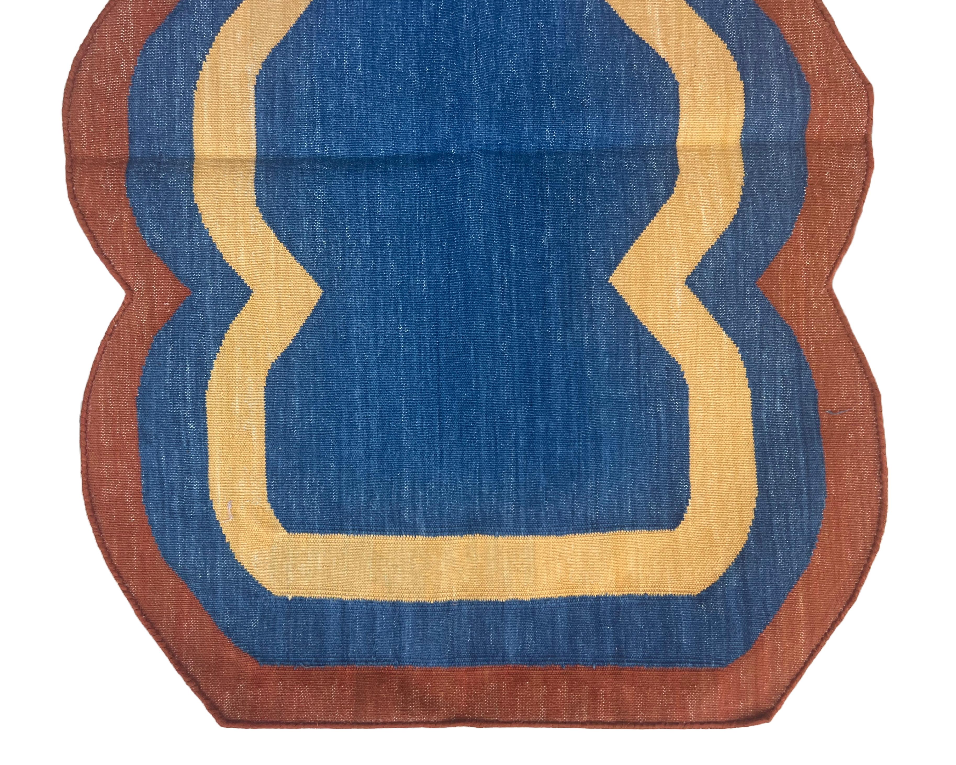 Tessuto a mano Tappeto a tessitura piatta in cotone fatto a mano, 2x3 blu e rosso smerlato, indiano Dhurrie in vendita