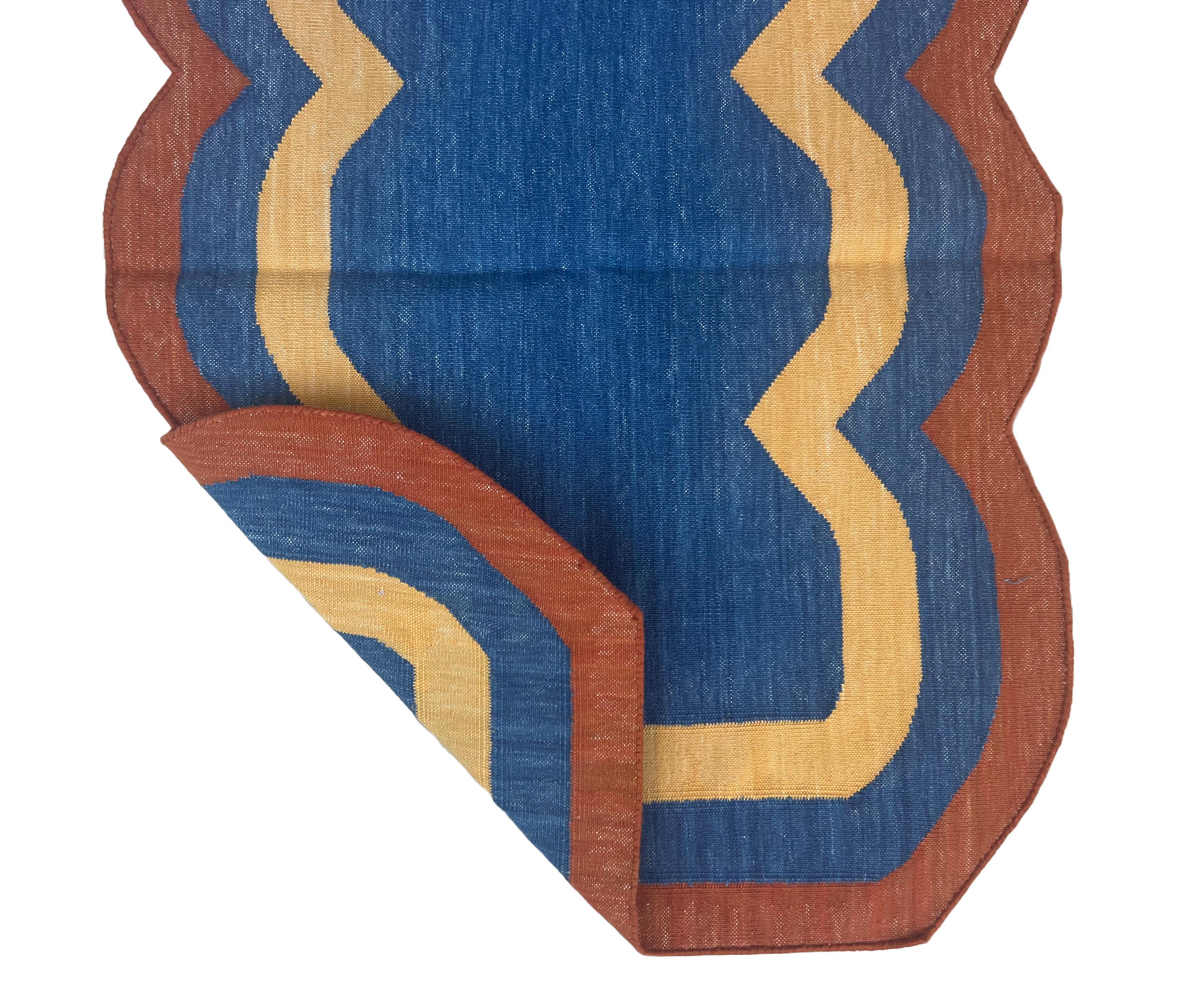 Tappeto a tessitura piatta in cotone fatto a mano, 2x3 blu e rosso smerlato, indiano Dhurrie In condizioni Nuovo in vendita a Jaipur, IN