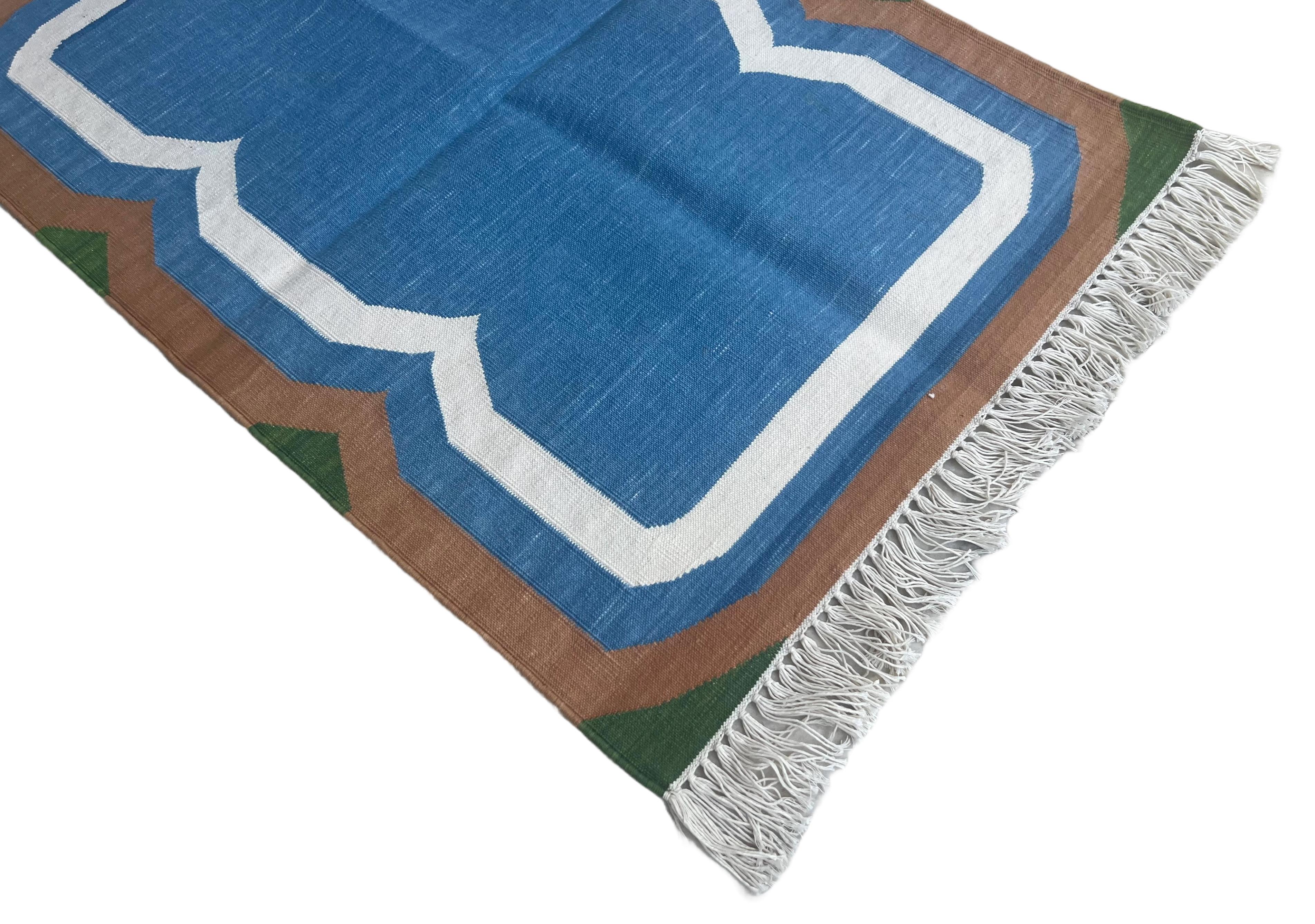 Mid-Century Modern Handmade Cotton Area Flat Weave Rug, 2x3 Blue And Tan Scalloped Indian Dhurrie For Sale