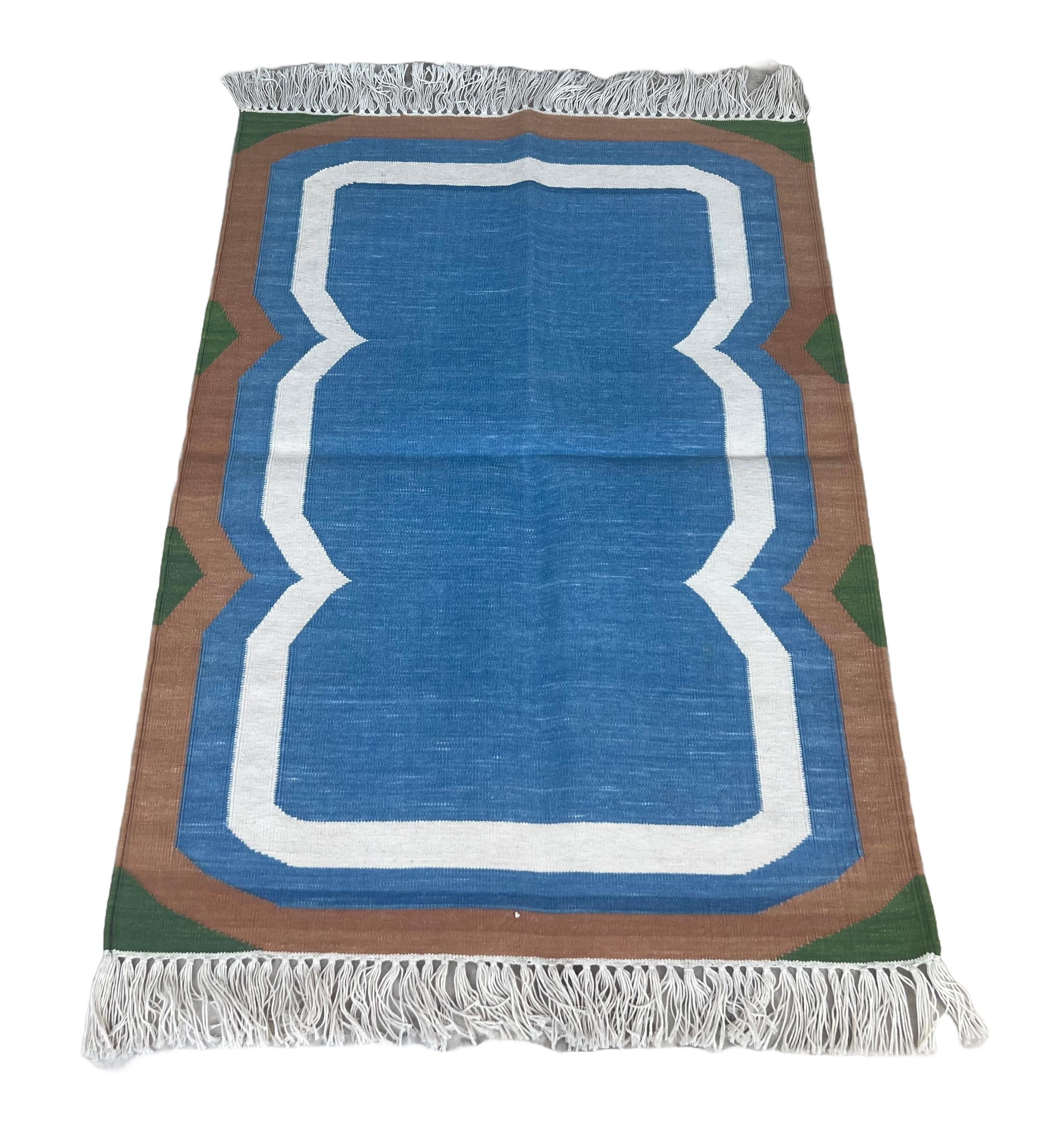 Hand-Woven Handmade Cotton Area Flat Weave Rug, 2x3 Blue And Tan Scalloped Indian Dhurrie For Sale