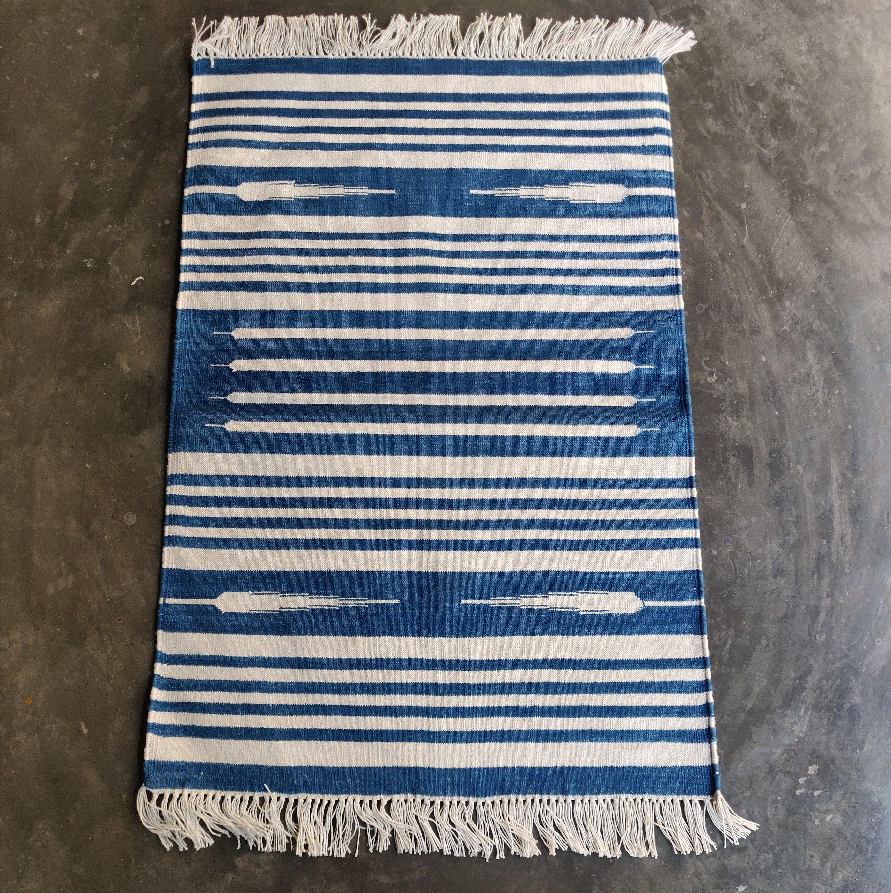 Mid-Century moderno Tappeto a trama piatta in cotone fatto a mano, 2x3 a righe bianche e blu, indiano Dhurrie in vendita
