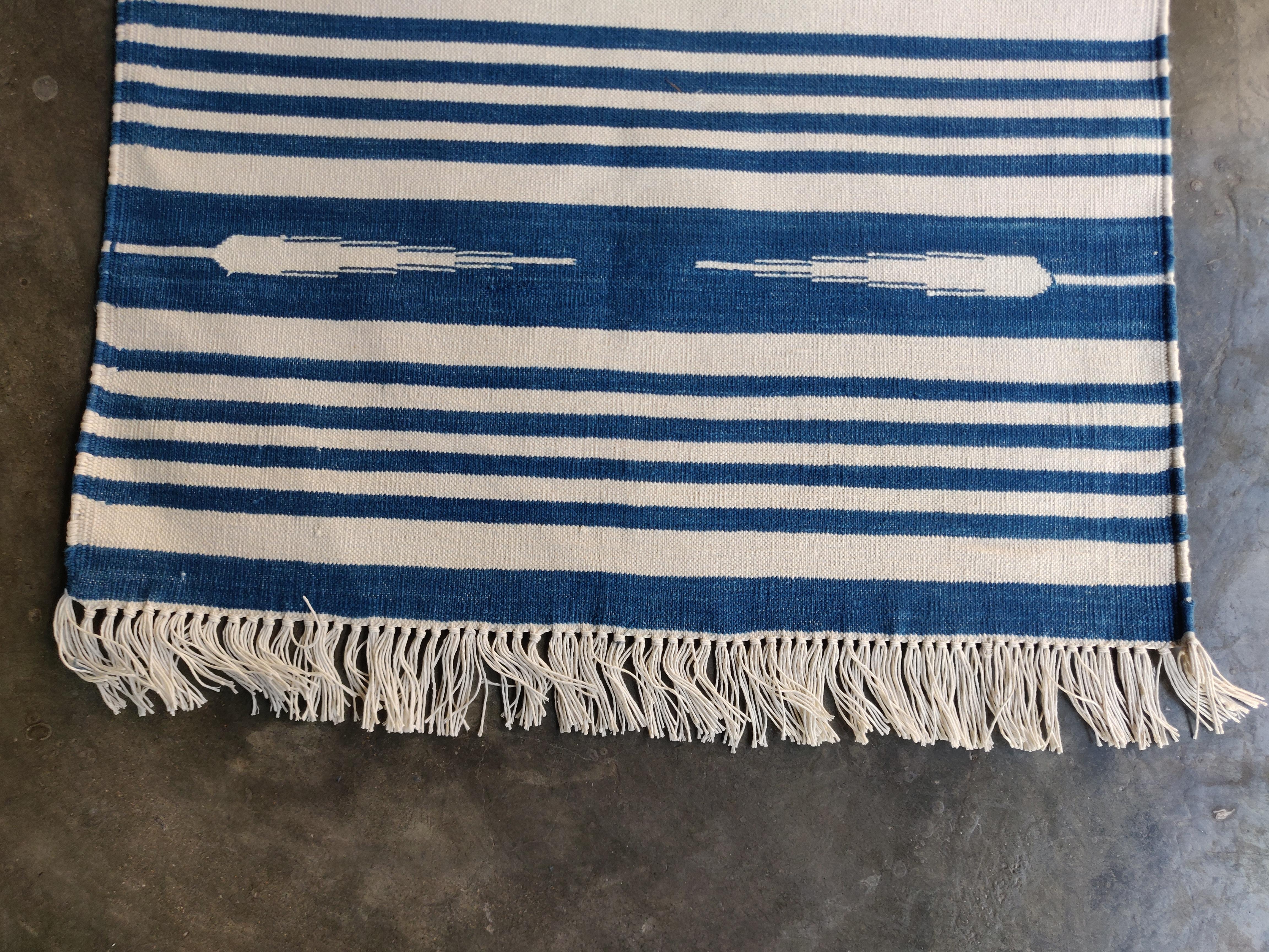 Indiano Tappeto a trama piatta in cotone fatto a mano, 2x3 a righe bianche e blu, indiano Dhurrie in vendita
