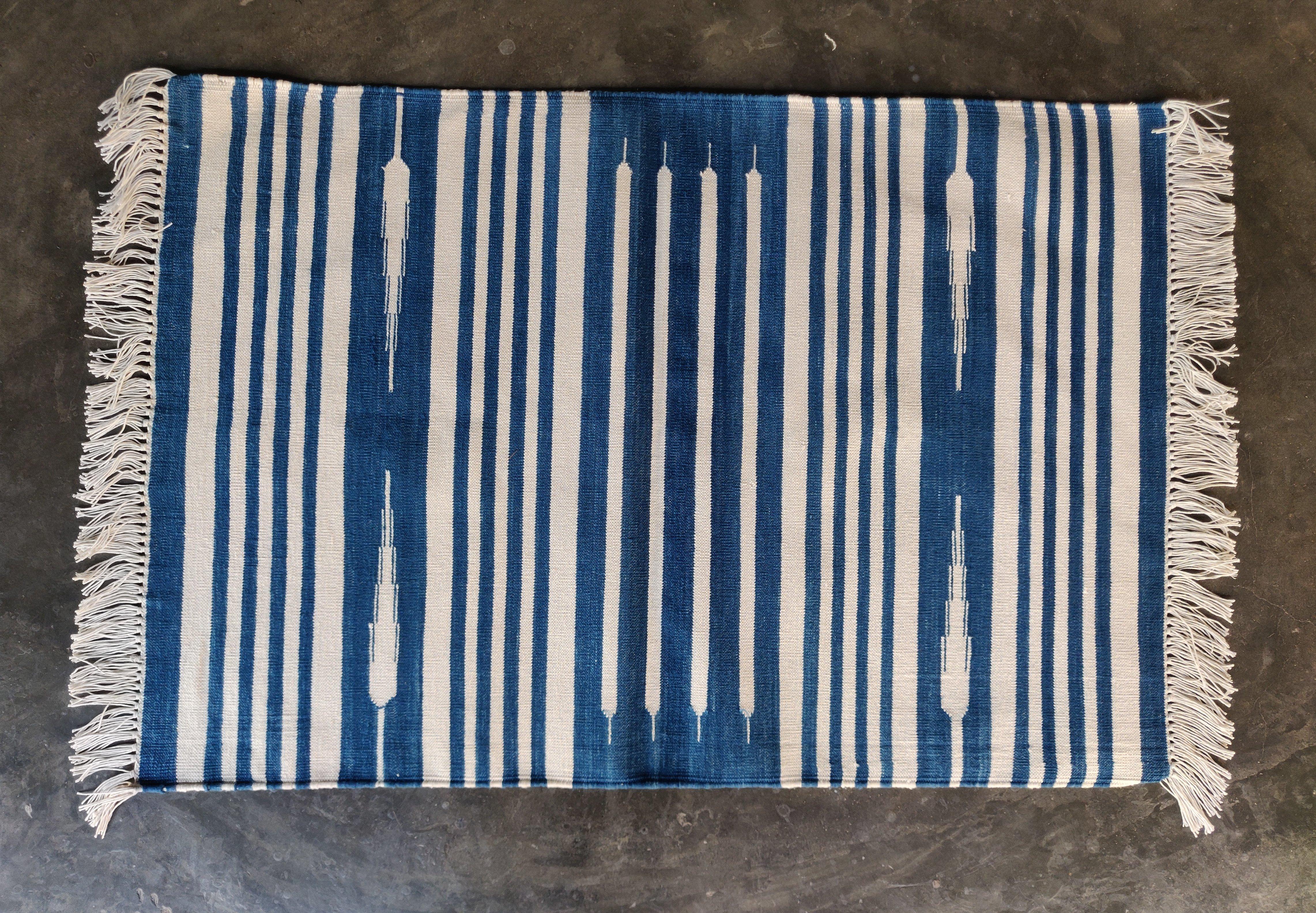 Tessuto a mano Tappeto a trama piatta in cotone fatto a mano, 2x3 a righe bianche e blu, indiano Dhurrie in vendita