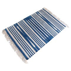 Handgefertigter Flachgewebe-Teppich aus Baumwolle, 2x3 Blau und Weiß gestreifter indischer Dhurrie
