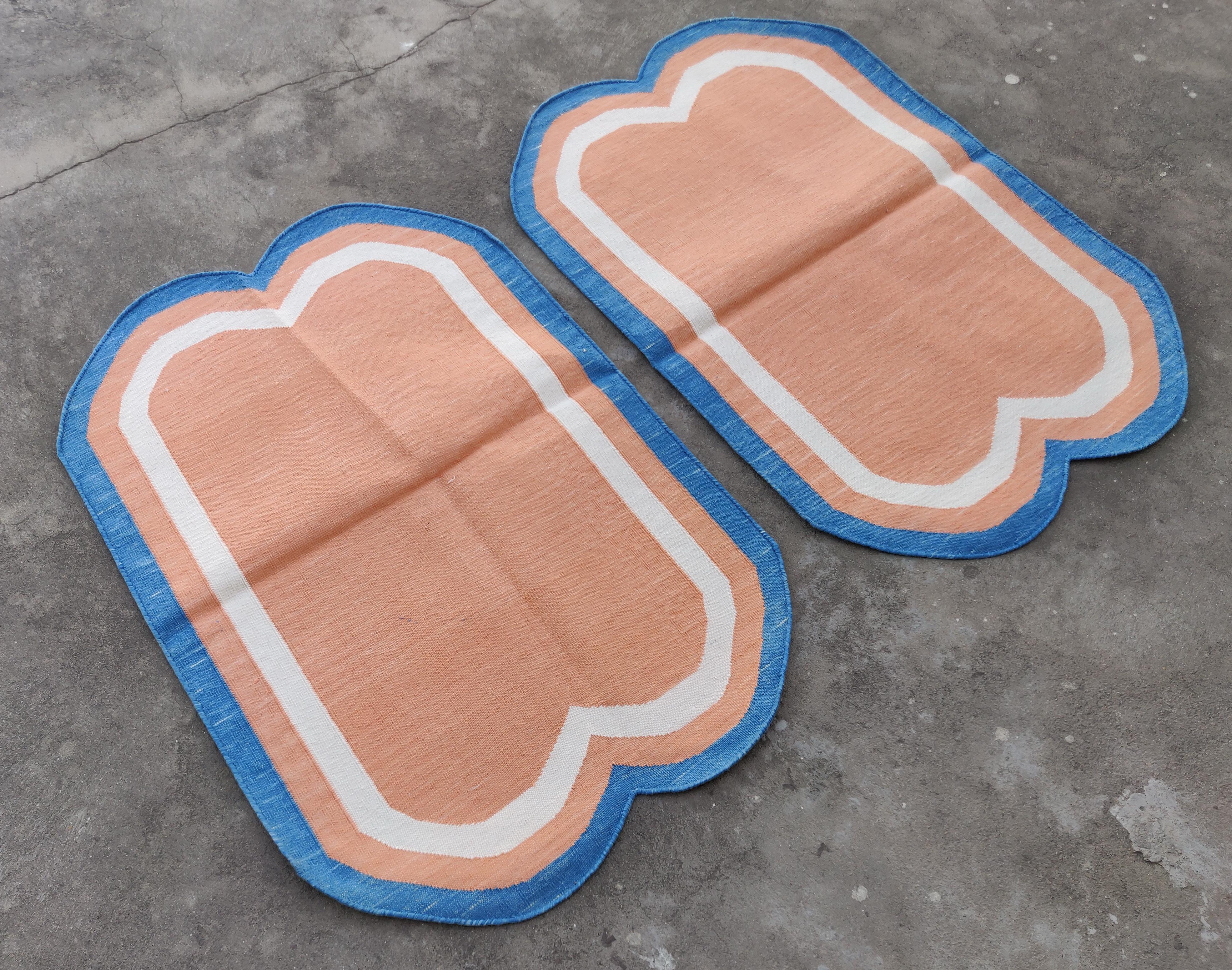 Cotone tinto al vegetale  Tappeto indiano Dhurrie a righe smerlate color corallo, crema e blu - 2'x3' (60x90cm) 

Queste speciali dhurry a trama piatta sono tessute a mano con un filo di cotone 100% a 15 strati. A causa delle speciali tecniche di