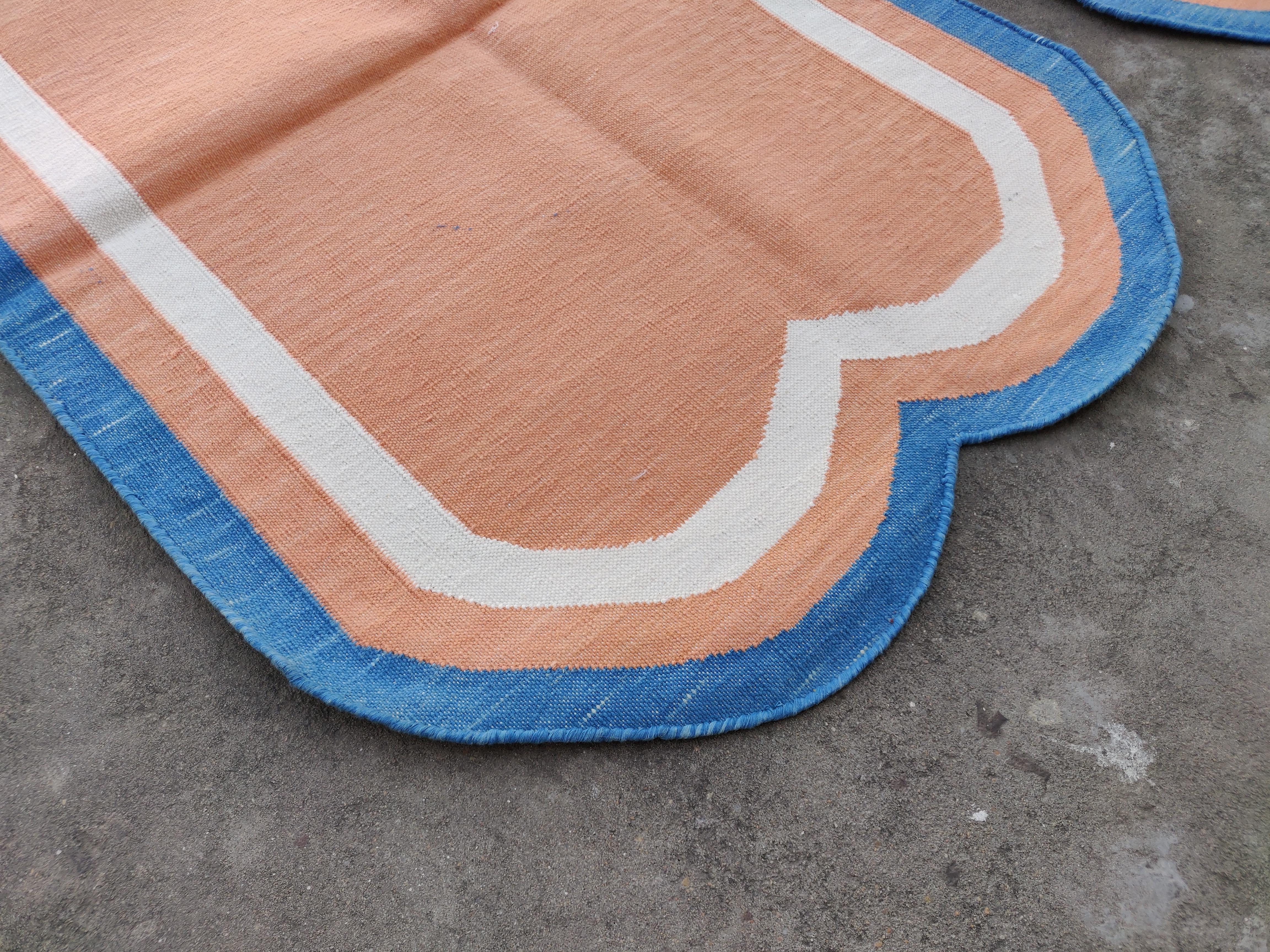 Mid-Century Modern Handmade Cotton Area Flat Weave Rug, 2x3 Coral And Blue Scalloped Indian Dhurrie For Sale