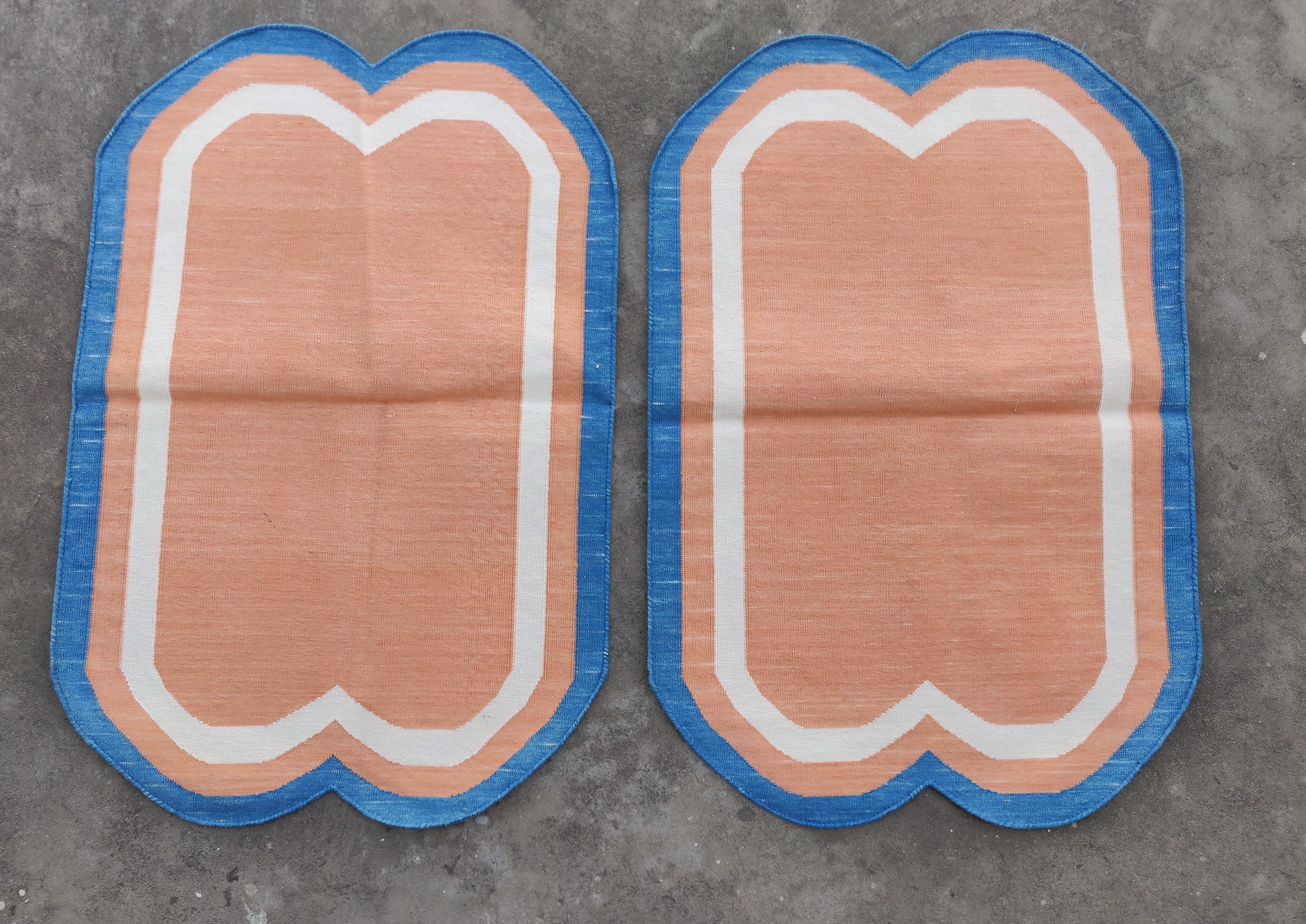 Handmade Cotton Area Flat Weave Rug, 2x3 Coral And Blue Scalloped Indian Dhurrie In New Condition For Sale In Jaipur, IN