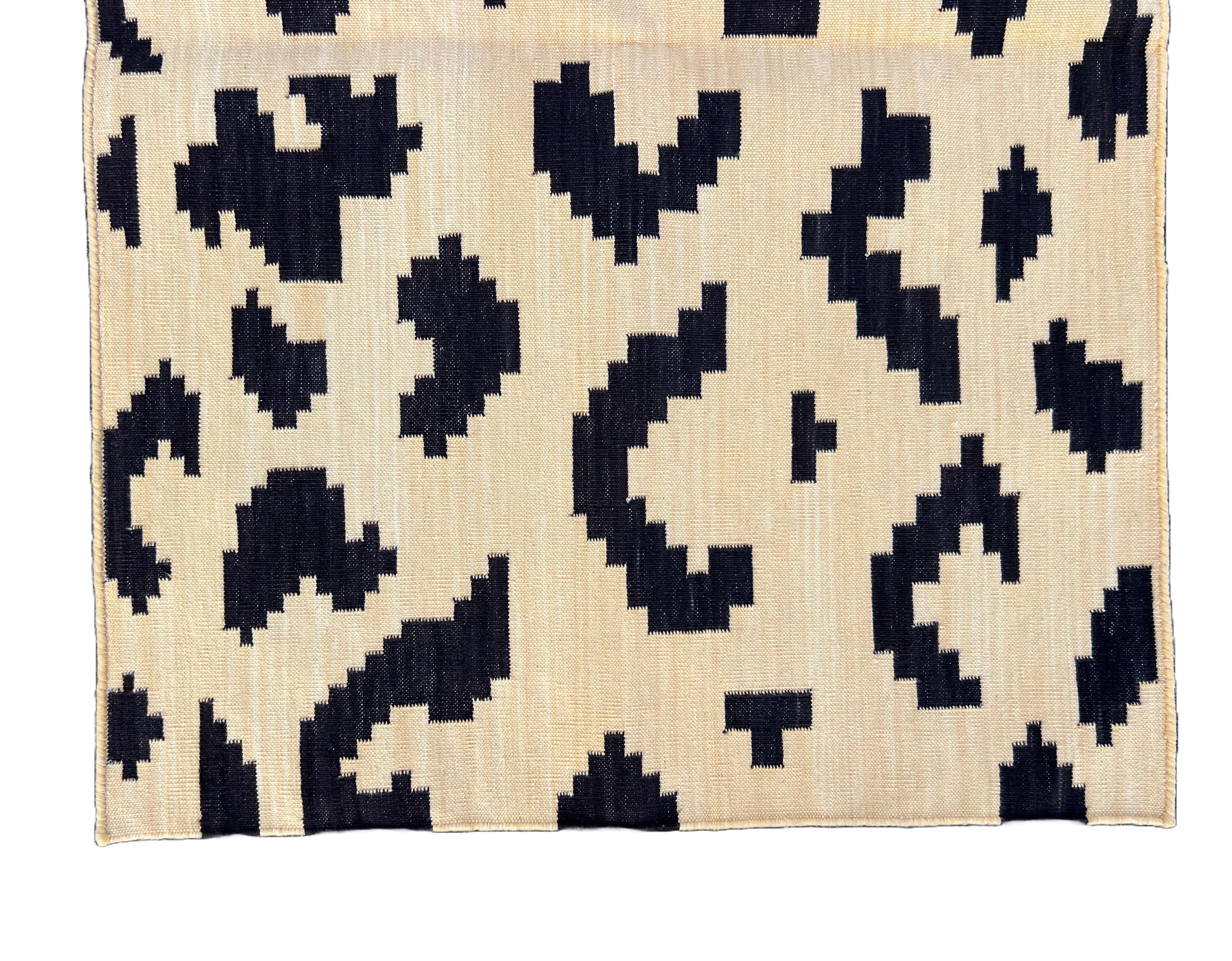 Mid-Century moderno Tappeto a tessitura piatta in cotone fatto a mano, 2x3 crema e marrone a pois indiano Dhurrie in vendita