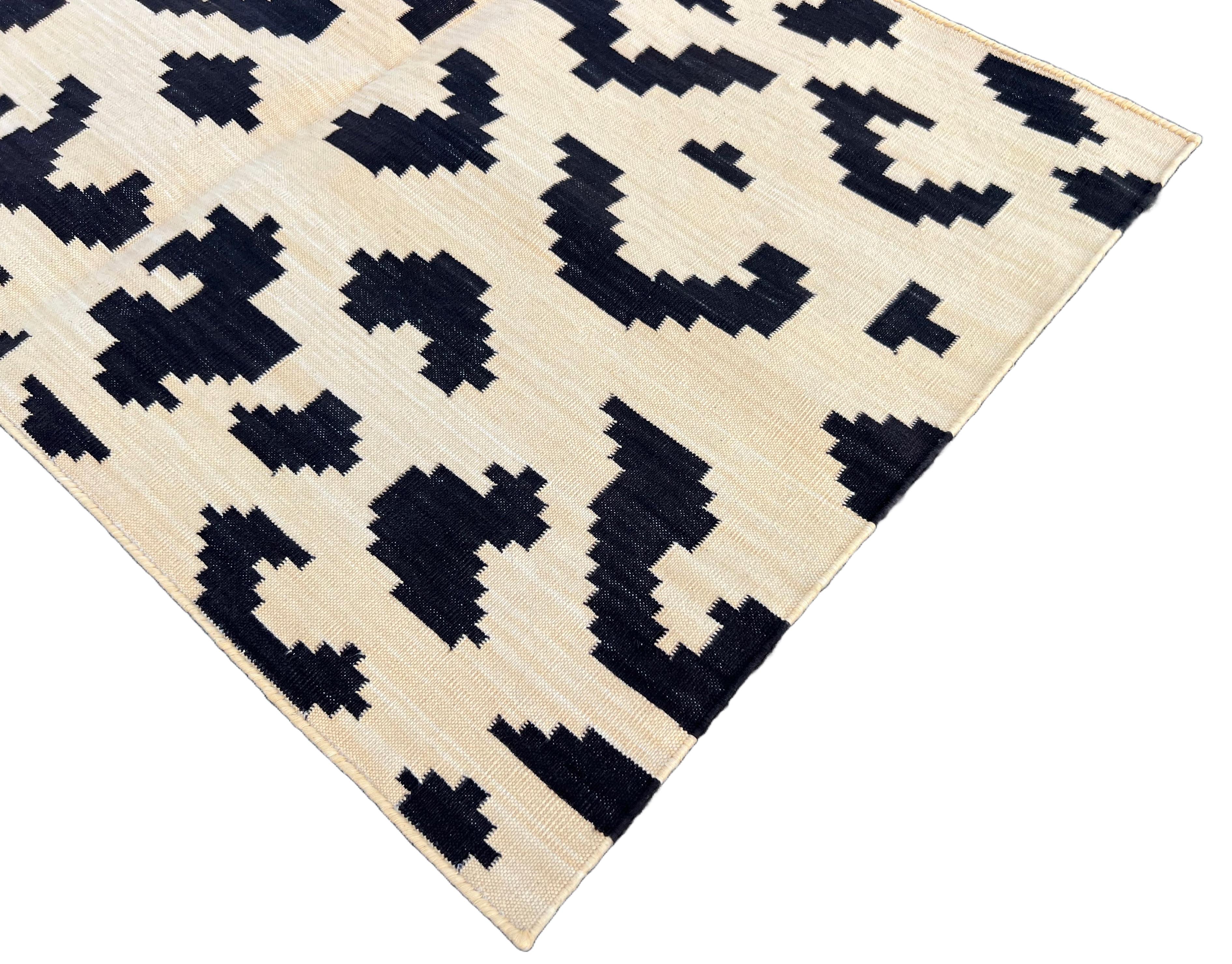 Tessuto a mano Tappeto a tessitura piatta in cotone fatto a mano, 2x3 crema e marrone a pois indiano Dhurrie in vendita