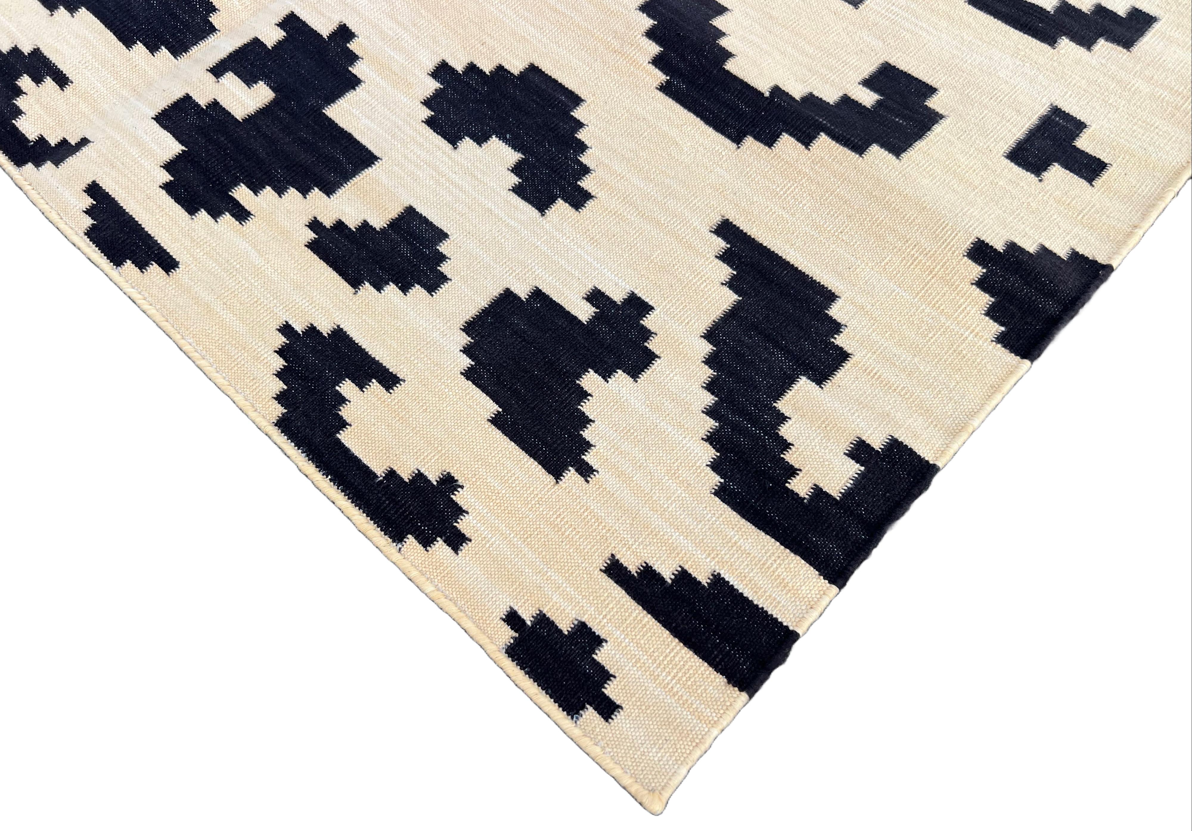 Tappeto a tessitura piatta in cotone fatto a mano, 2x3 crema e marrone a pois indiano Dhurrie In condizioni Nuovo in vendita a Jaipur, IN