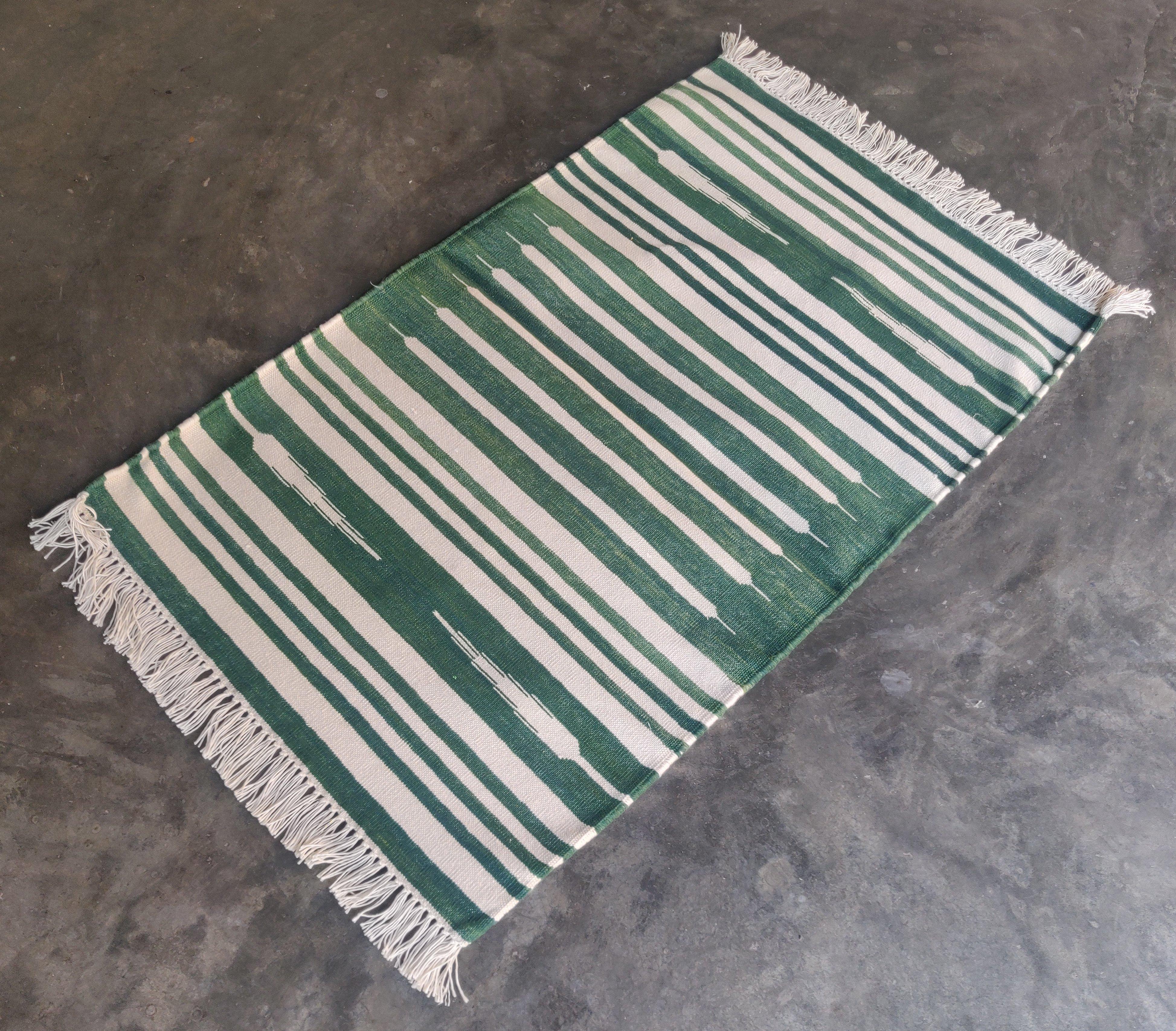 Grün und weiß gestreifter indischer Dhurrie-Teppich aus pflanzlich gefärbter Baumwolle-24 