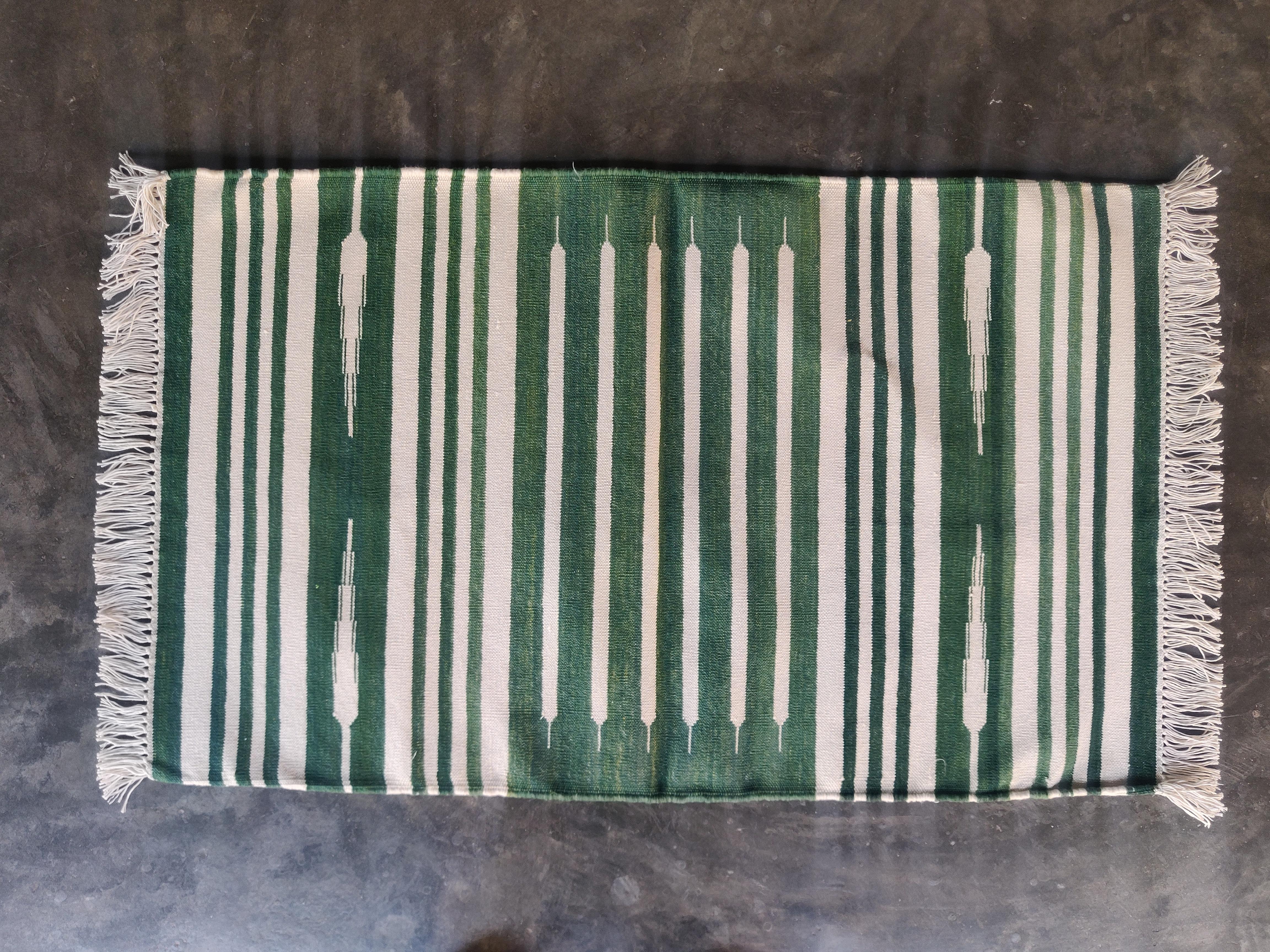 Handgefertigter Flachgewebe-Teppich aus Baumwolle, 2x3 Grün und Weiß gestreifter indischer Dhurrie (Handgewebt) im Angebot