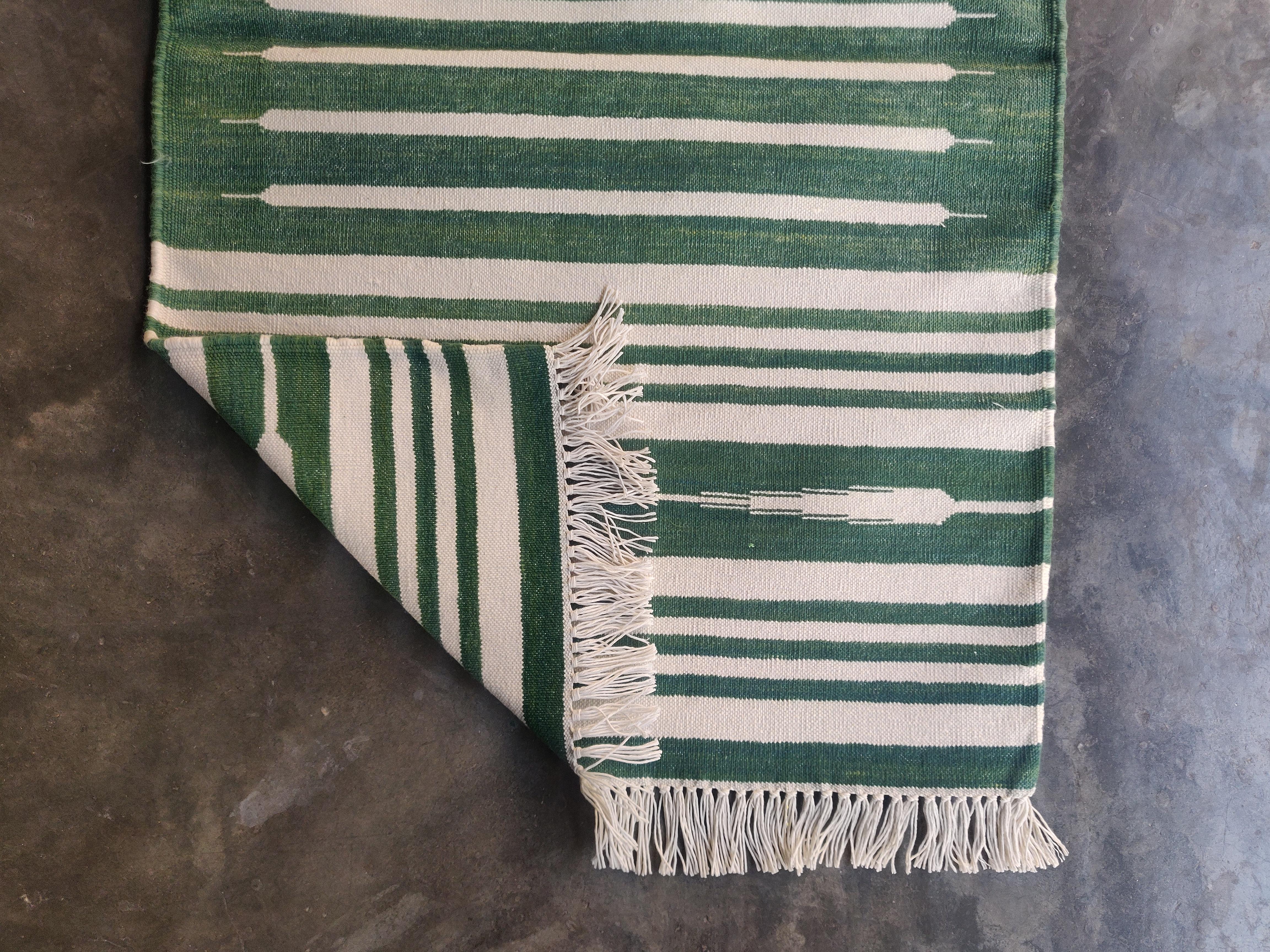 Handgefertigter Flachgewebe-Teppich aus Baumwolle, 2x3 Grün und Weiß gestreifter indischer Dhurrie im Zustand „Neu“ im Angebot in Jaipur, IN